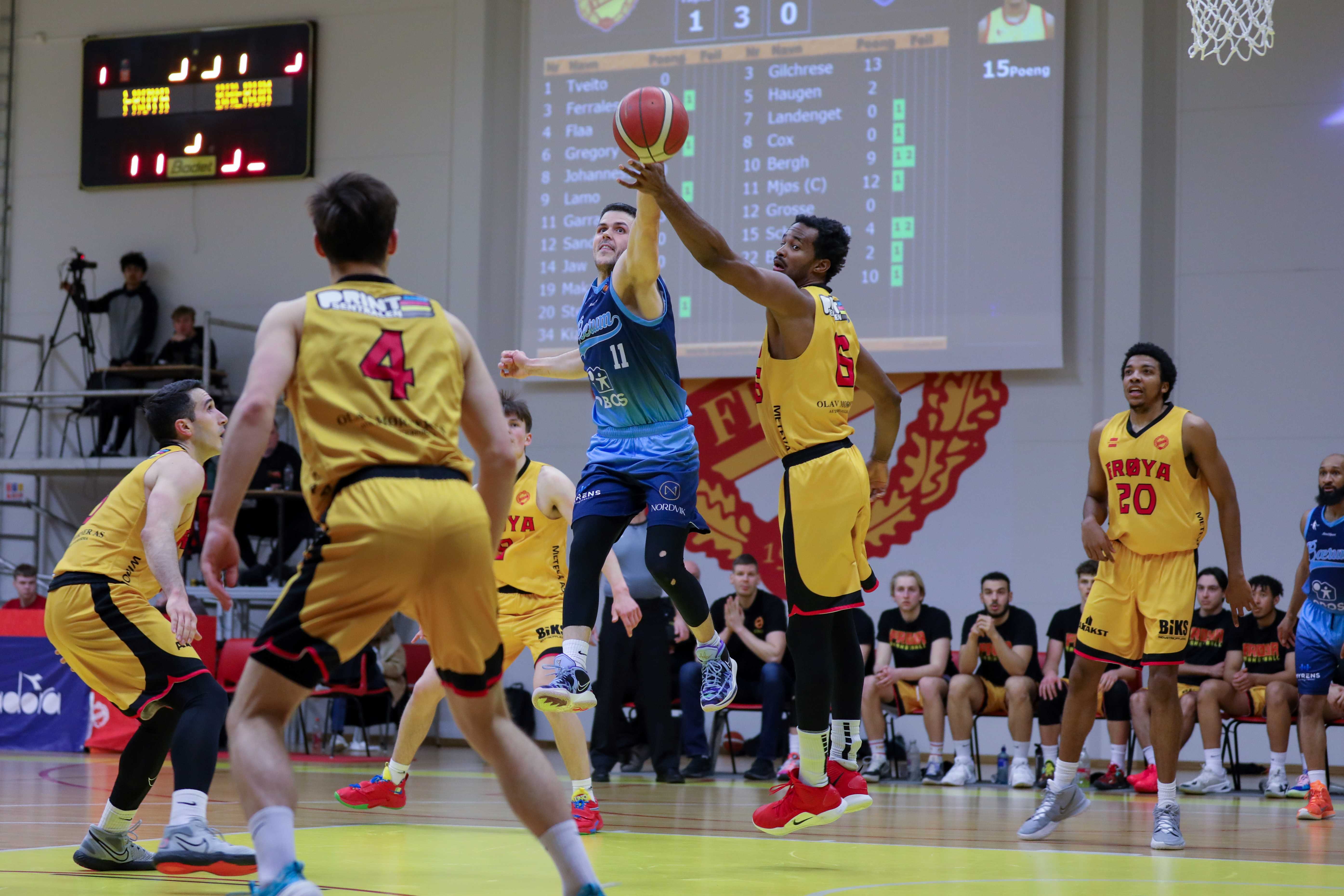 Stian Mjøs utfordrer med et helt Frøya-lag rundt seg, og får lagt en floater over Cam Gregory. Bærum-kapteinen traff fire 3-poengere og endte på 19 poeng i den første semifinalen. De øvrige spillerne er fra venstre Juan Ferrales, Johan Flaa, Jørgen Lamo (bak) og Wayne Stewart.
FOTO: BRAGE TITLESTAD 