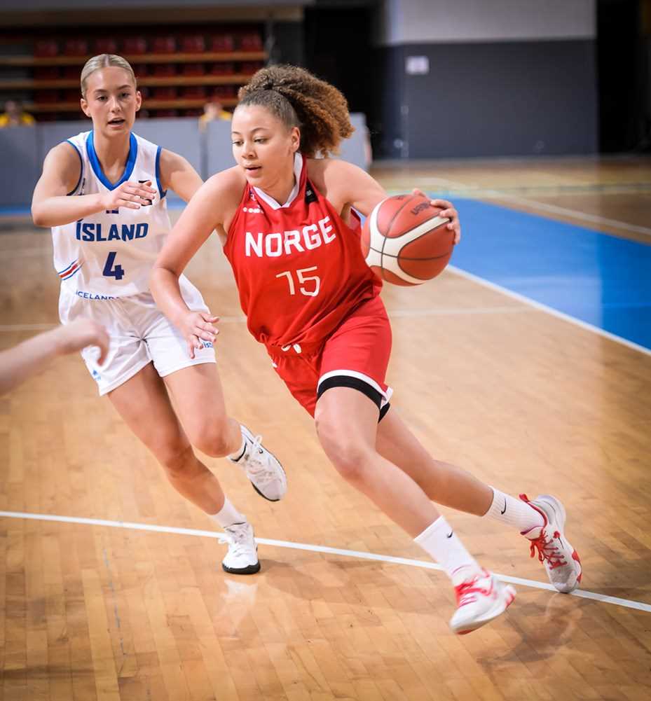 Karyn Sanford var sentral da Norge dro fra Island i midten av tredje periode, og endte kampen med 14 poeng, 10 assists og 7 returer. Her driver den norske kapteinen forbi Islands ledende spiller, 183 cm lange Elísabeth Ægisdóttir.
FOTO: FIBA.COM 