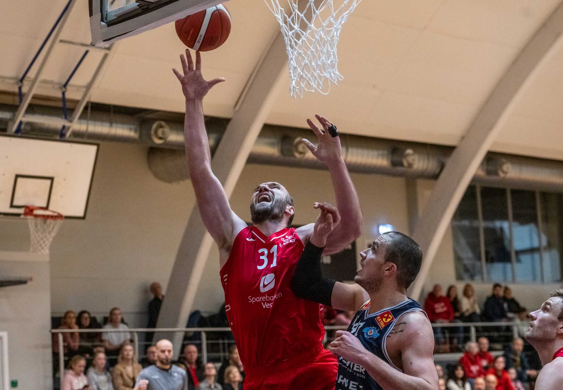 Milovan Savic legger to av sine 15 poeng, hardt presset av Tromsøs Storms sterke center, Petar Radojicic.
FOTO: ASTRID HAGLAND GJERDE 