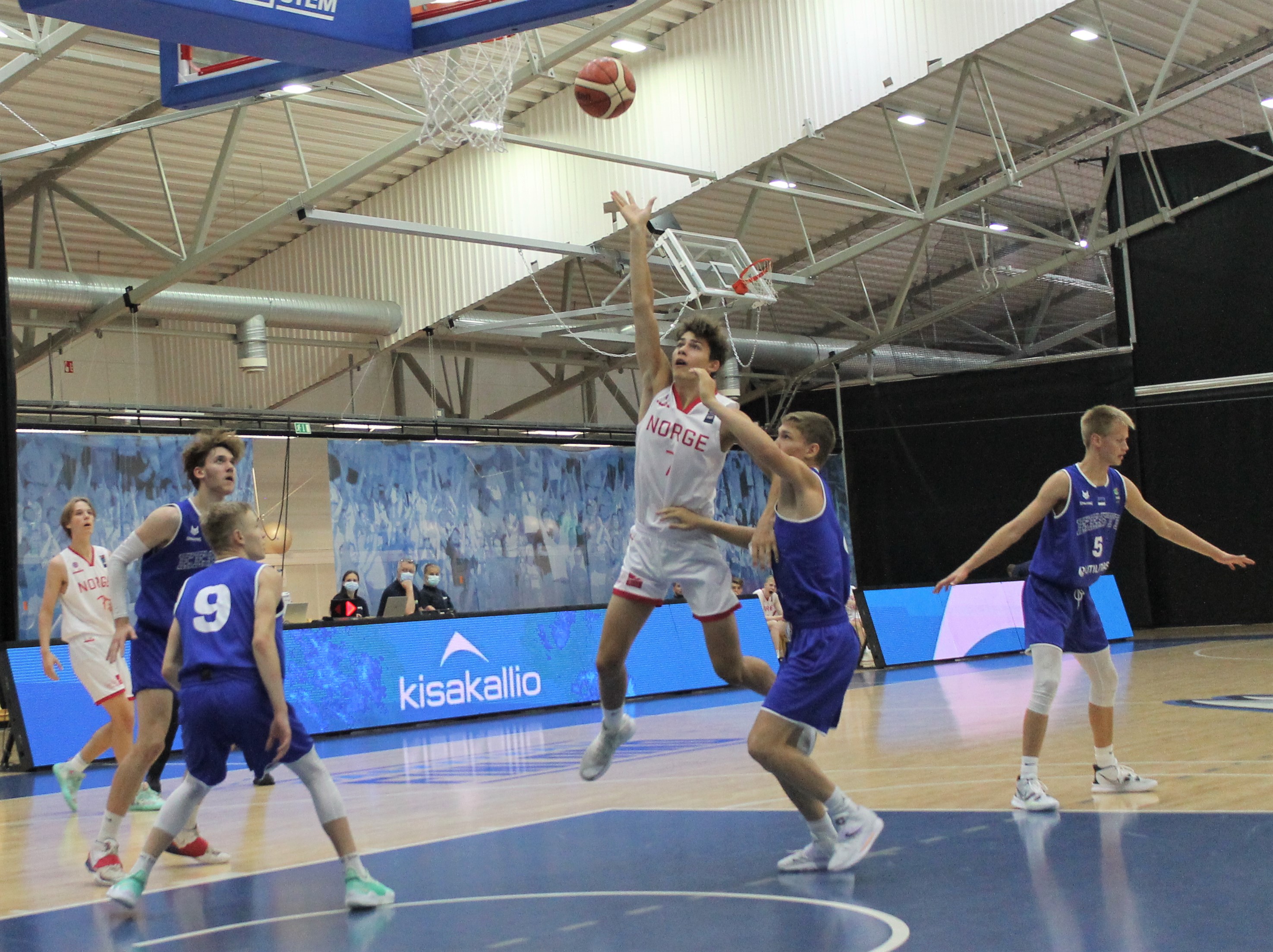 Hjalmar Linnestad leverte sin beste kamp i nordisk og bidro med 13 poeng på drøyt 17 minutters spilletid. Her scorer Ås-gutten med en floater. Helt til venstre i bildet er Emil Unnli.
FOTO: ARILD SANDVEN 