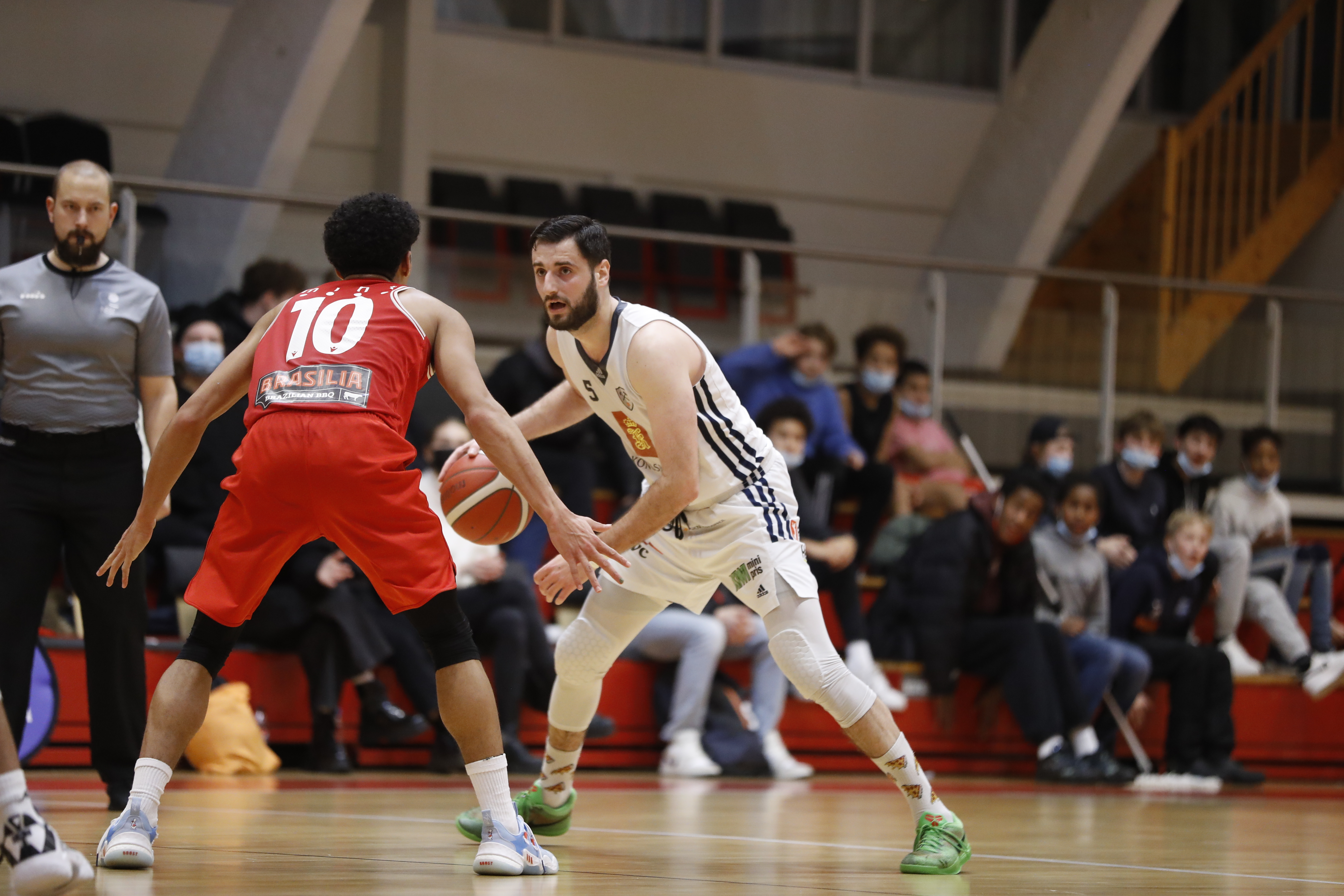 Ognjen Nisavic (med ballen) ble toppscorer med 25 poeng og  ble avgjørende med flere viktige Miners-scoringer i fjerde periode. Her dekkes han av Lars Fredrik Espe, som var Gimles beste spiller i fredagens toppkamp. Bak til venstre er dommer Simon Nordeide.
FOTO: NICHOLAS NORENG 