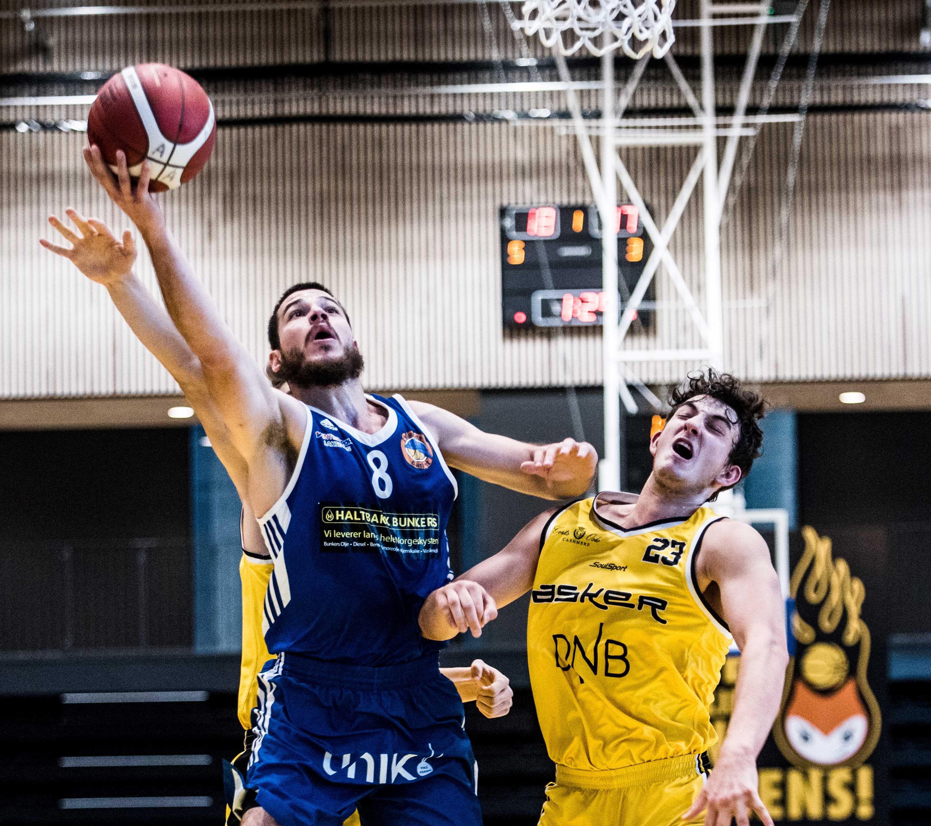 Devin Gilligan var et konstant uromoment for Asker-forsvaret og endte med 20 poeng, 12 returer og 6 assists. Her er det Filip Kaasa som får føle på Fyllingen-forwardens fysikk. 
FOTO: ERIK BERGLUND 