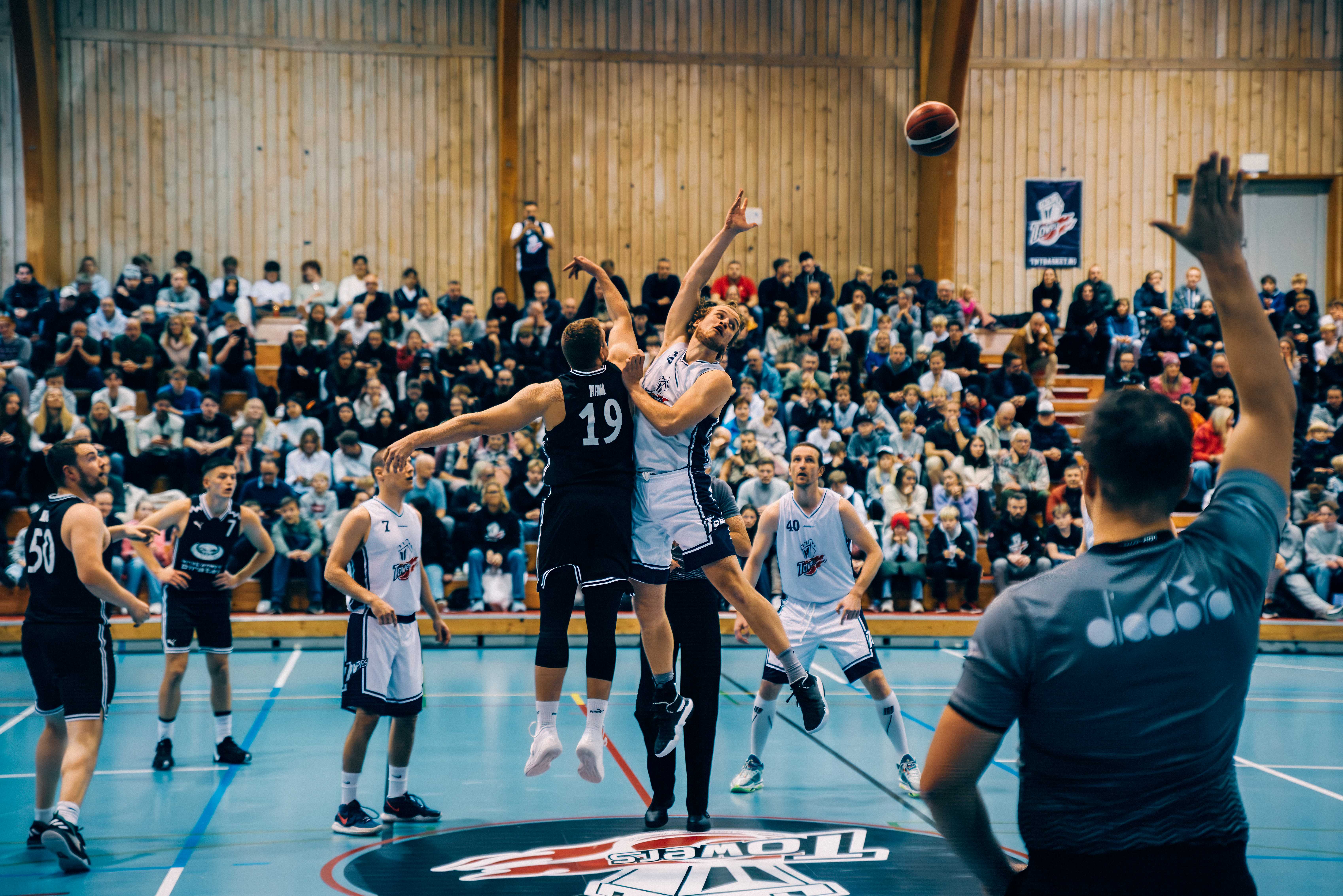 500 tilskuere var til stede i Eikhallen i Tønsberg da TNT Towers spilte sin første hjemmekamp i nasjonal 1. divisjon mot Kristiansand Pirates i oktober i fjor. Her er Kristiansand-kaptein Anders Ham (nr 19) og hjemmelagets Simen Juvastøl i hoppballen som startet oppgjøret. Etter tingvedtaket på Gardermoen søndag vil 1. divisjonslagene kunne spille om direkte opprykk fra sesongen 2025/26.
FOTO: TOM LUND 