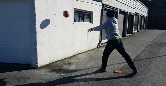 Christine Gjerding, EasyBasket-trener i Bønes, var én av mange som la ut bilde med eksempel på basket-trening i koronatidene. FOTO: PRIVAT