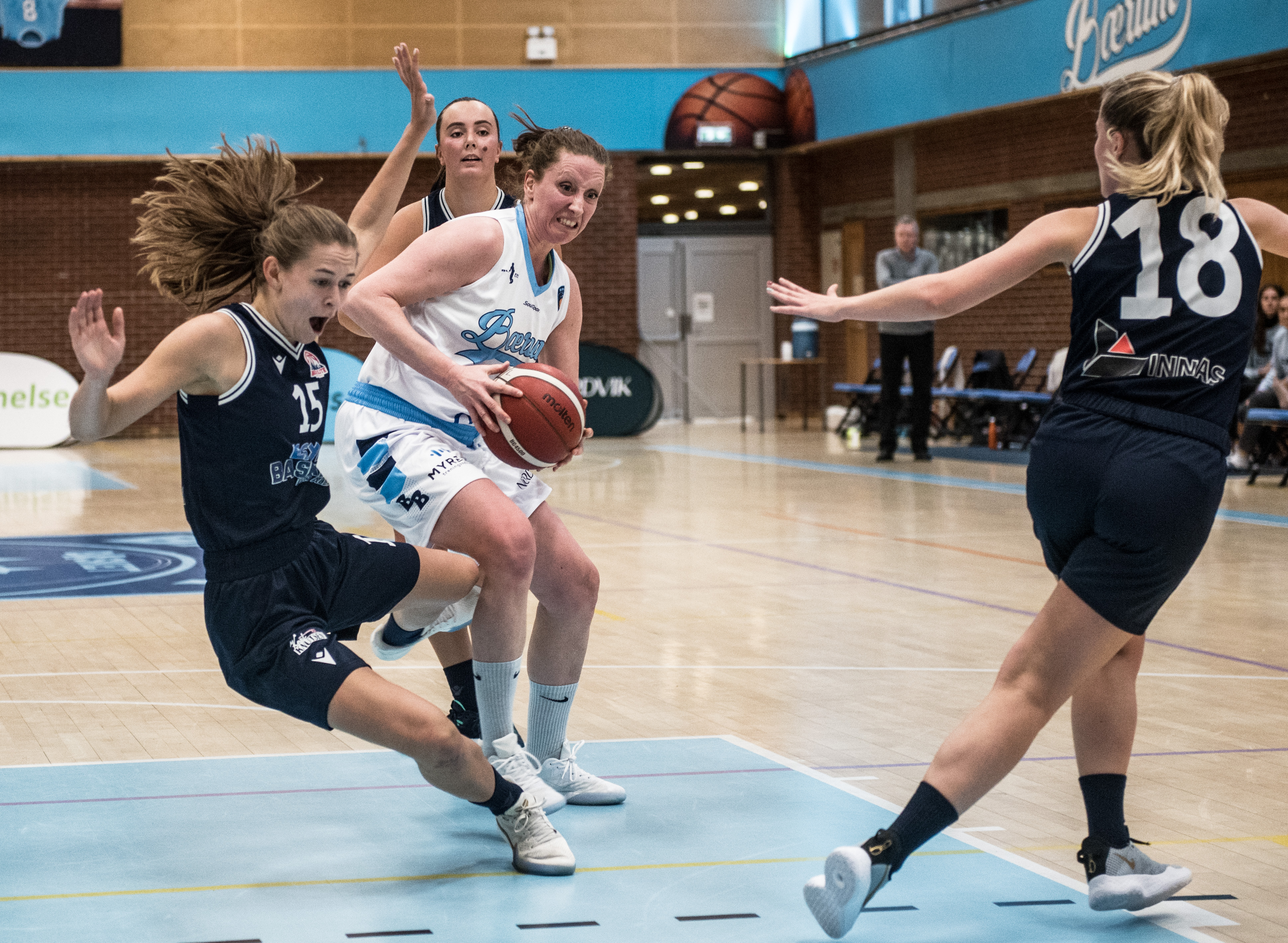 Mia Stenersen gikk foran med stor innsats og ble Bærums mestscorende spiller mot Bergen Elite med 24 poeng, i tillegg til 10 returer, 4 assists og 3 steals. Her skaffer 36-åringen seg plass til avslutning mellom tre av gjestenes spillere, fra venstre Sofie Paulsen, Tuva Andersen og Ulrikke Galtung Døsvig Hoff.
FOTO: ERIK BERGLUND 