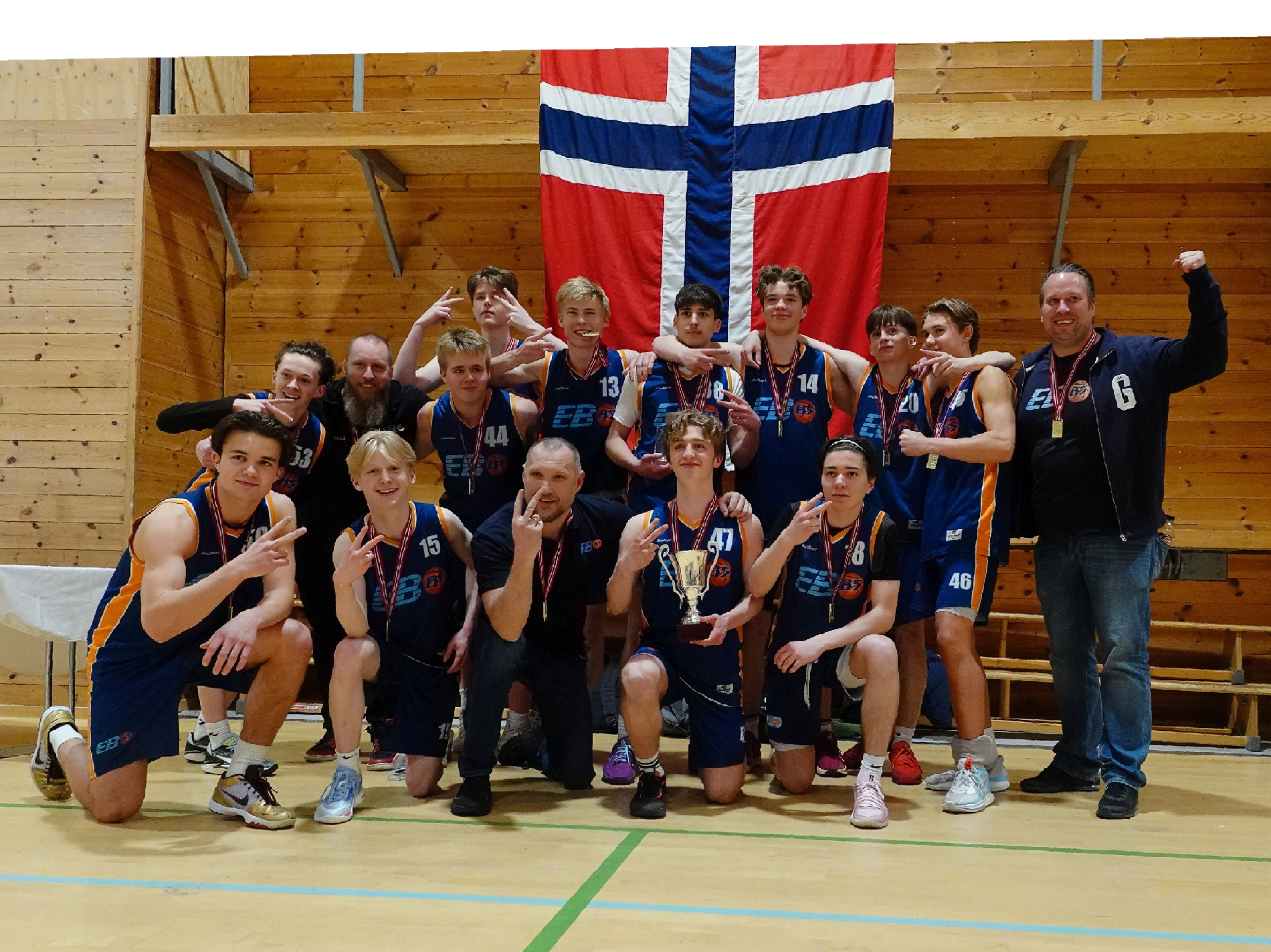 EB85s gullvinnere i U16-NM 2025. Bak fra venstre Tomas Sandholt, assistant coach Marius Sæthre, Truls Breivik, Sivert Valsø (bak), Fredrik Lindstrøm, Aleksa Brkic, Nordahl Farstadvoll-Furnes, Kian Sæthre, Peder Sommerseth og lagleder Jarle Breivik. Foran fra venstre Carl Veiby, Oskar Markussen, head coach Vasileios Tsernisof, Sondre Harjen og Even Bilberg.
Sophus Janson var syk og er ikke med på bildet.
FOTO: THOMAS FLATØE