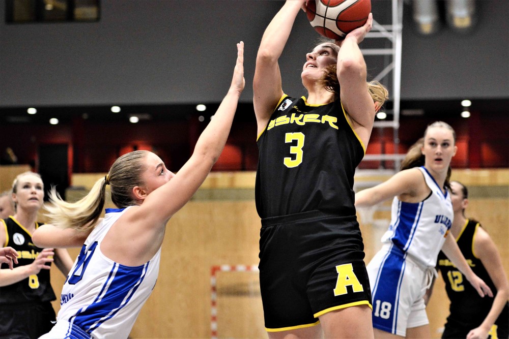 Ingrid Selvik var tilbake på Asker Aliens og klinket til med 16 poeng og 12 returer da Ullern ble slått 65-52. Her er 29-åringen i skuddet mot Ella Eklöv. Til venstre i bildet ser vi Ina Marie Ekholt, til høyre Hannah Ledsten-Ullersmo.
FOTO: MARIANNE MAJA STENERUD  