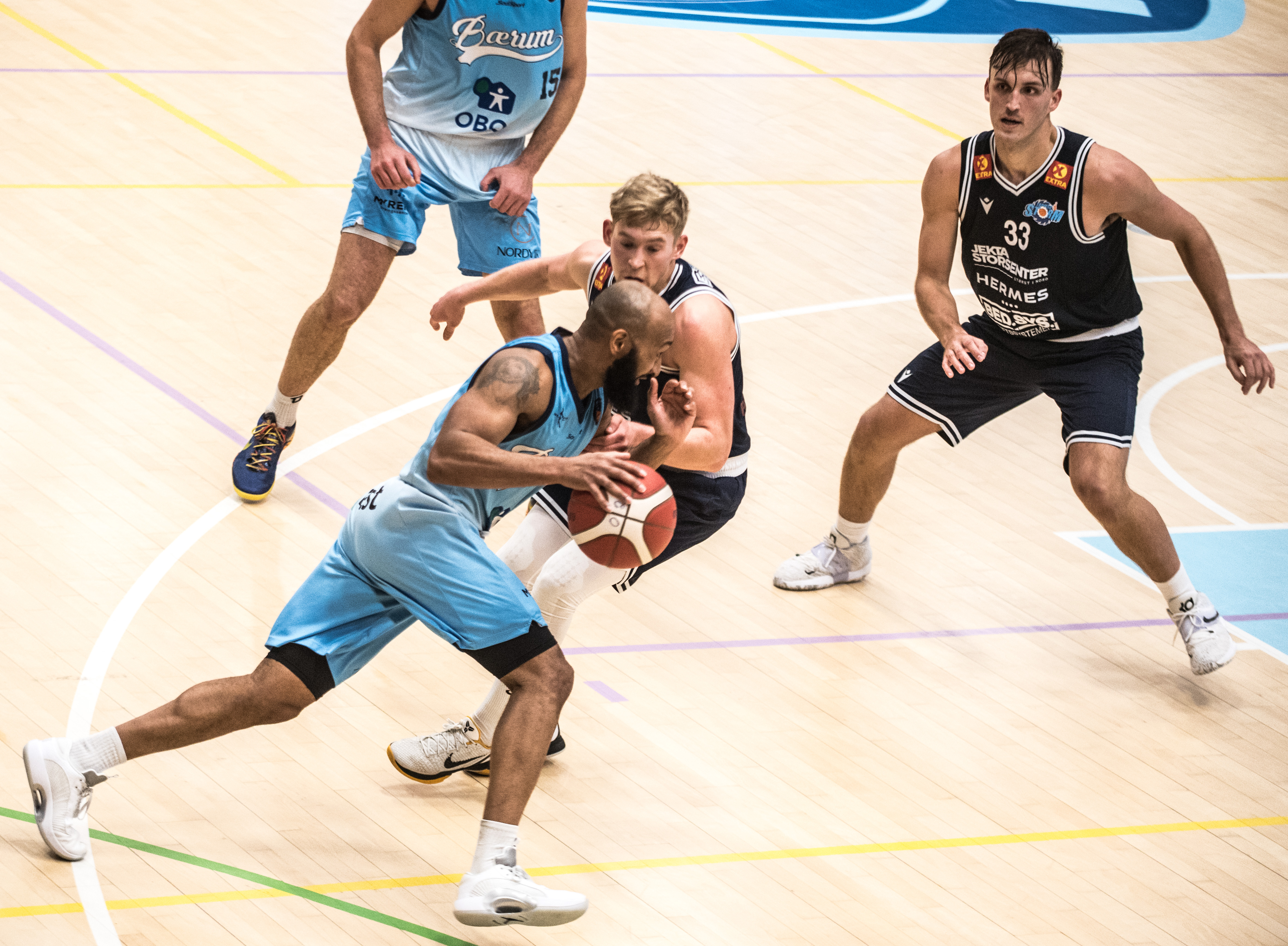 Eric Gilchrese i en drive mot Tromsø Storms pointguard og lagkaptein, Johannes Lange. Den 34-årige amerikaneren var kampens ledende spiller med 18 poeng, 7 assists, 6 steals og 5 returer - og traff 4 av 6 trepoengere. Til høyre med draktnummer 33 er Kevin O'Brien.
FOTO: ERIK BERGLUND 