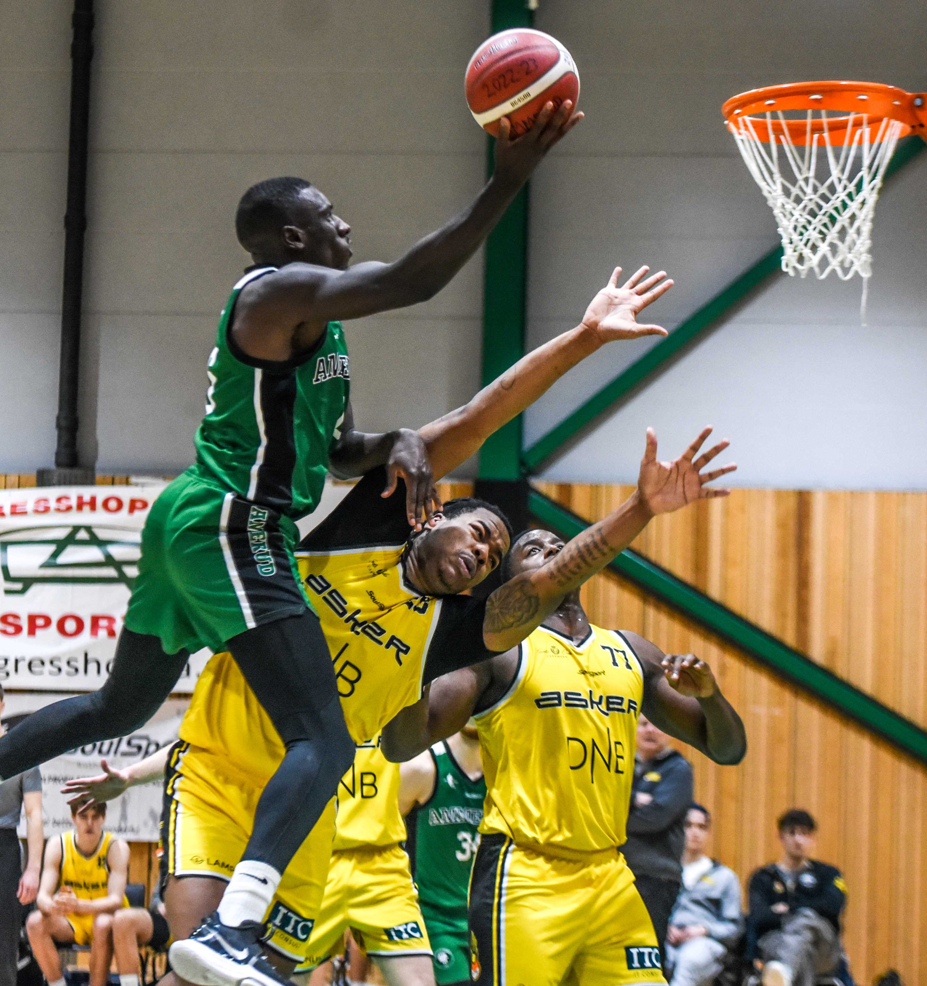 Mustapha Dibba flyr inn over Amir Yusuf og legger to av sine 13 poeng i kampen. Asker-spilleren til høyre er Chiemeka Okeke-Nwakamma.
FOTO: ERIK BERGLUND 