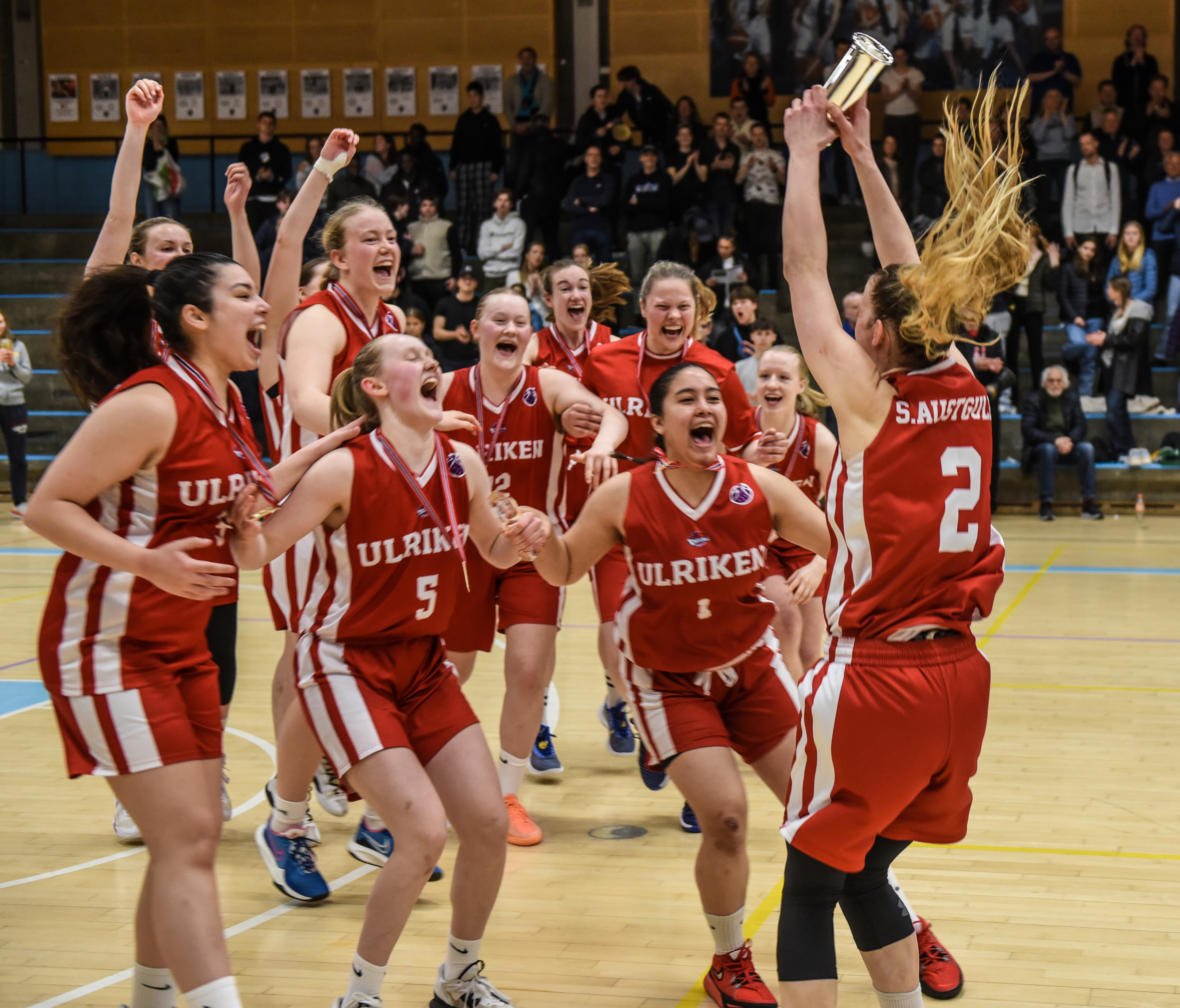 Stine Austgulen har fått kongepokalen og jubler med lagvenninnene for Ulriken Eagles' første NM-gull siden 2012. Fra venstre ser vi Celine Klett, Maren Austgulen (bak), Synne Jacobsen (bak), Aurora Sørbye (nr 5), Sunniva Sørbye, Katrine Vinther Fjærestad, Vilde Tveito (bak), Helene Klett (nr 1) og Anna Linnea Hovig Wikstrøm (bak). Nora Anie Hisdal har gjemt seg bak Synne Jacobsen.
FOTO: ERIK BERGLUND 