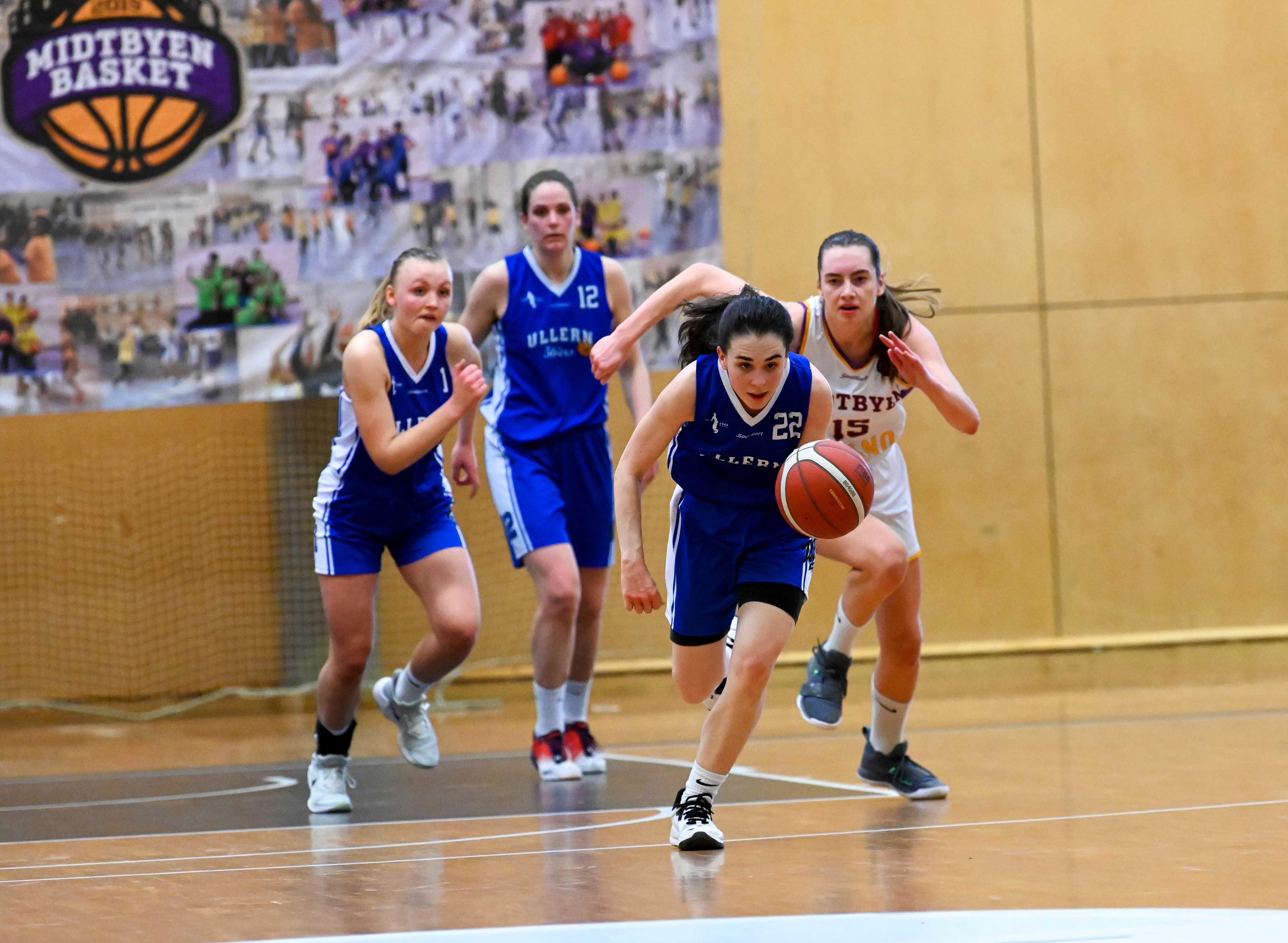 Micol Torresani setter fart opp banen for Ullern, jaget av hjemmelagets Ingeborg Nævdal Gundersen. Den italienske pointguarden hadde 10 poeng, 6 assists, 5 returer og 3 steals da Midtbyen ble slått 58-49. Ullern-spillerne til venstre er Felicia Dyngeland-Sundén (nr 1) og Tori Solberg Halvorsen. 
FOTO: LARS RUNE SKAUG 