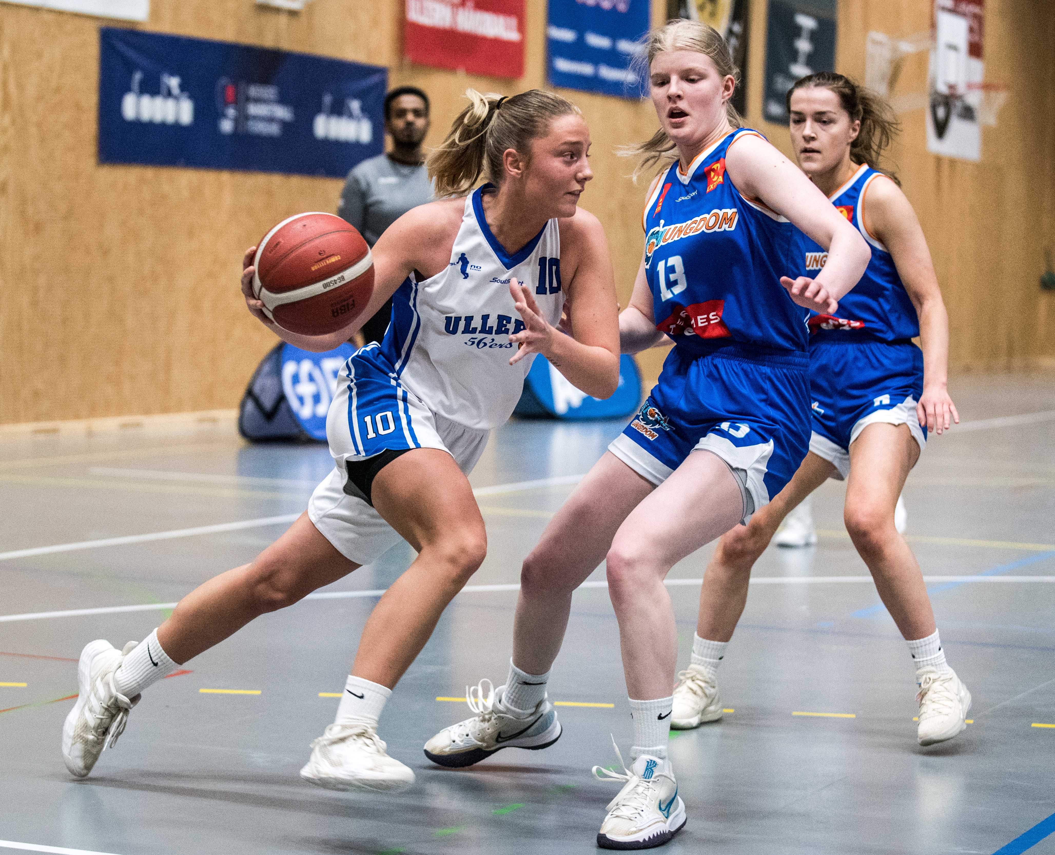 Ella Eklöv la tre 3-poengere og endte på 16 poeng mot Tromsø Storm Ungdom. Her er den svenske guarden i en drive mot Vilde Havnes. Til høyre i bildet er Stine Rasmussen Schjølberg og bak ser vi dommer Nasser Dagnew.
FOTO: ERIK BERGLUND 