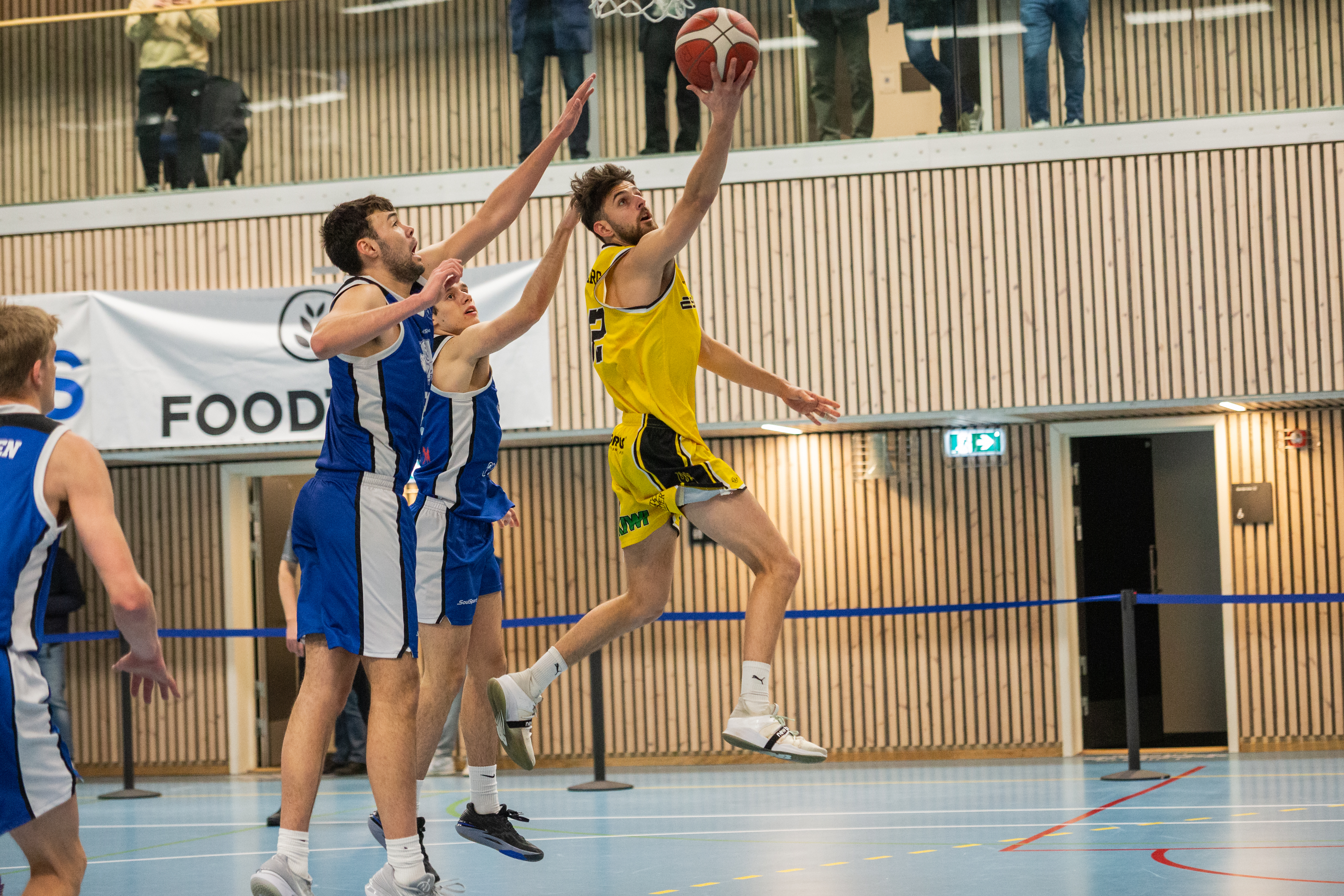 Sebastian Sjöberg og Asker Aliens måtte kjempe for seieren etter Oppsal Panthers’ gode start på kampen. Her har han tatt seg forbi Isaiah Alonzo og Nataniel Nikolic. FOTO: SIMEON BACOLOD