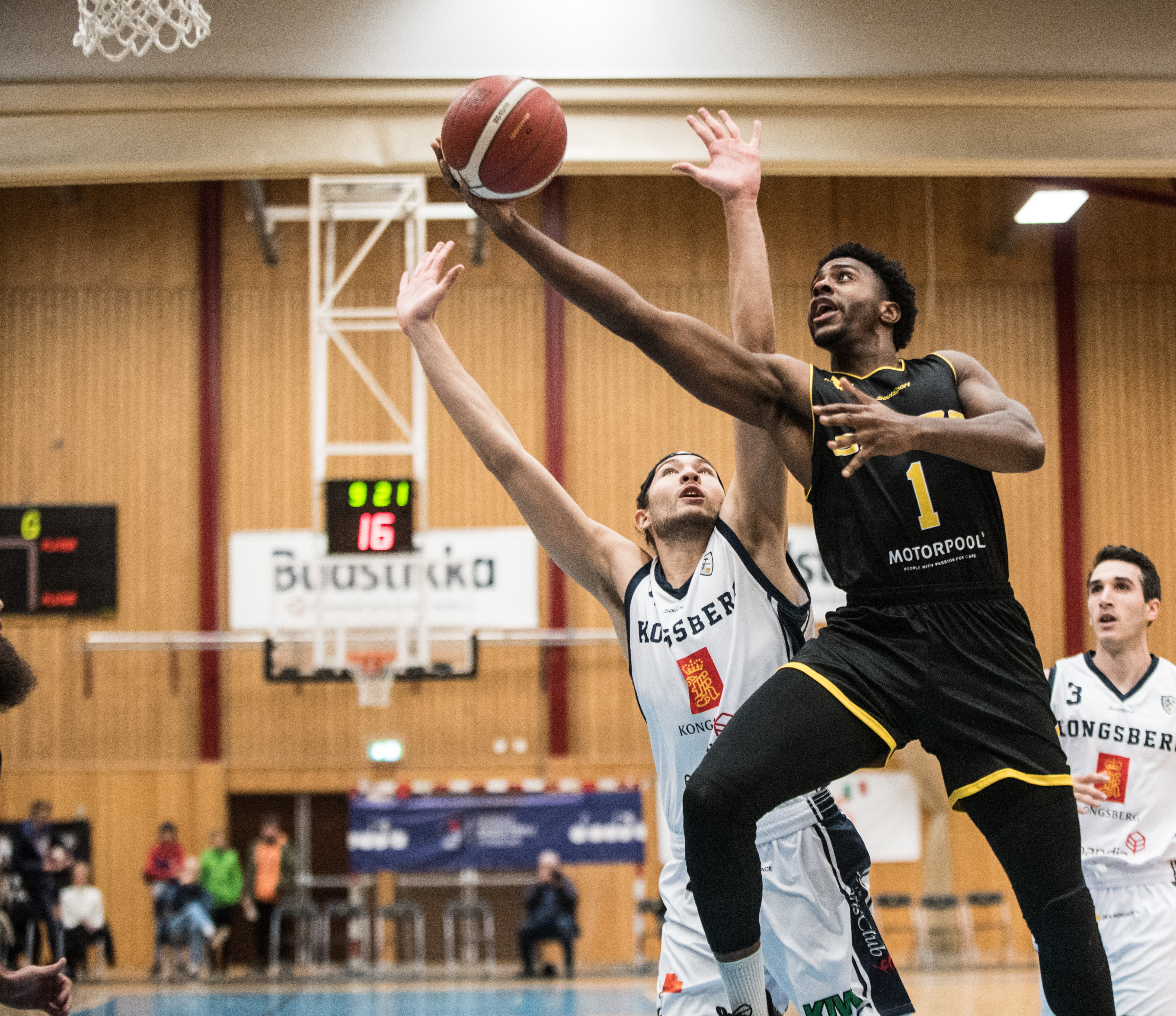 Joshua Hart var sentral for Asker Aliens da Frøya ble slått 95-72. Den amerikanske guarden var kampens toppscorer med 24 poeng og beste rebounder med 12. Bildet er fra hjemmekampen mot Kongsberg Miners med Marin Mornar nærmest og Juan Ferrales til høyre.
FOTO: ERIK BERGLUND   