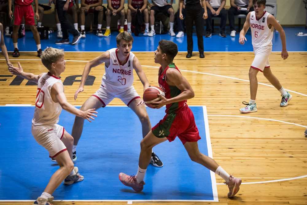 Jorge Silva som spiller for FC Portos basketballag utfordrer Norges forsvar med Sivert Nordheim (til venstre) og Ludvik Bergseng. Bak i bildet ser vi Oscar Hellebust. Norge slet med å holde følge i Portugals tempo utover i EM-premieren i Sofia.
FOTO: FIBA.COM 