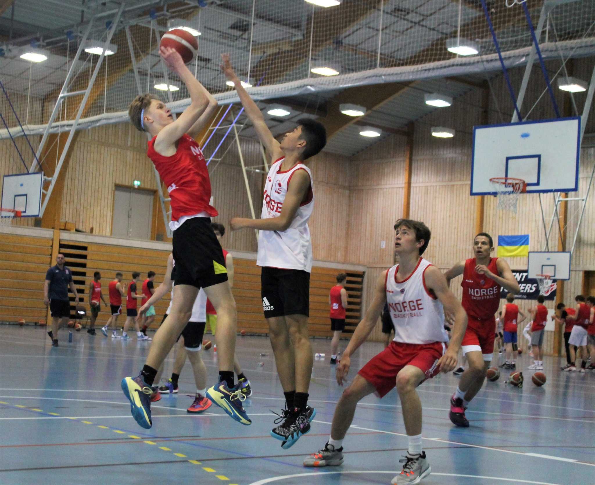 36 gutter og 36 jenter var på Nasjonal Talentcamp (NTC) i Tønsberg i juni som U15-spillere - og skal denne sesongen kjempe om plassene på U16-landslagene som skal til nordisk og B-EM neste sommer. Her går Isak Oterholt Bern fra Kongsberg Miners går på skudd, utfordret av Matthew Bernarte Garcia fra Bøler. Bernhard Stray-Pedersen fra Persbråten følger situasjonen, bak ser vi Gabriel Sanford fra Ulriken.
FOTO: ARILD SANDVEN
