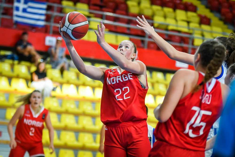 Hanne Løkkebø Nybø driver seg fri og legger to poeng for Norge mot Hellas. Med nummer 15 er Karyn Sanford, i bakgrunnen til venstre Hanna Nordtveit Sand.
FOTO: FIBA.COM 