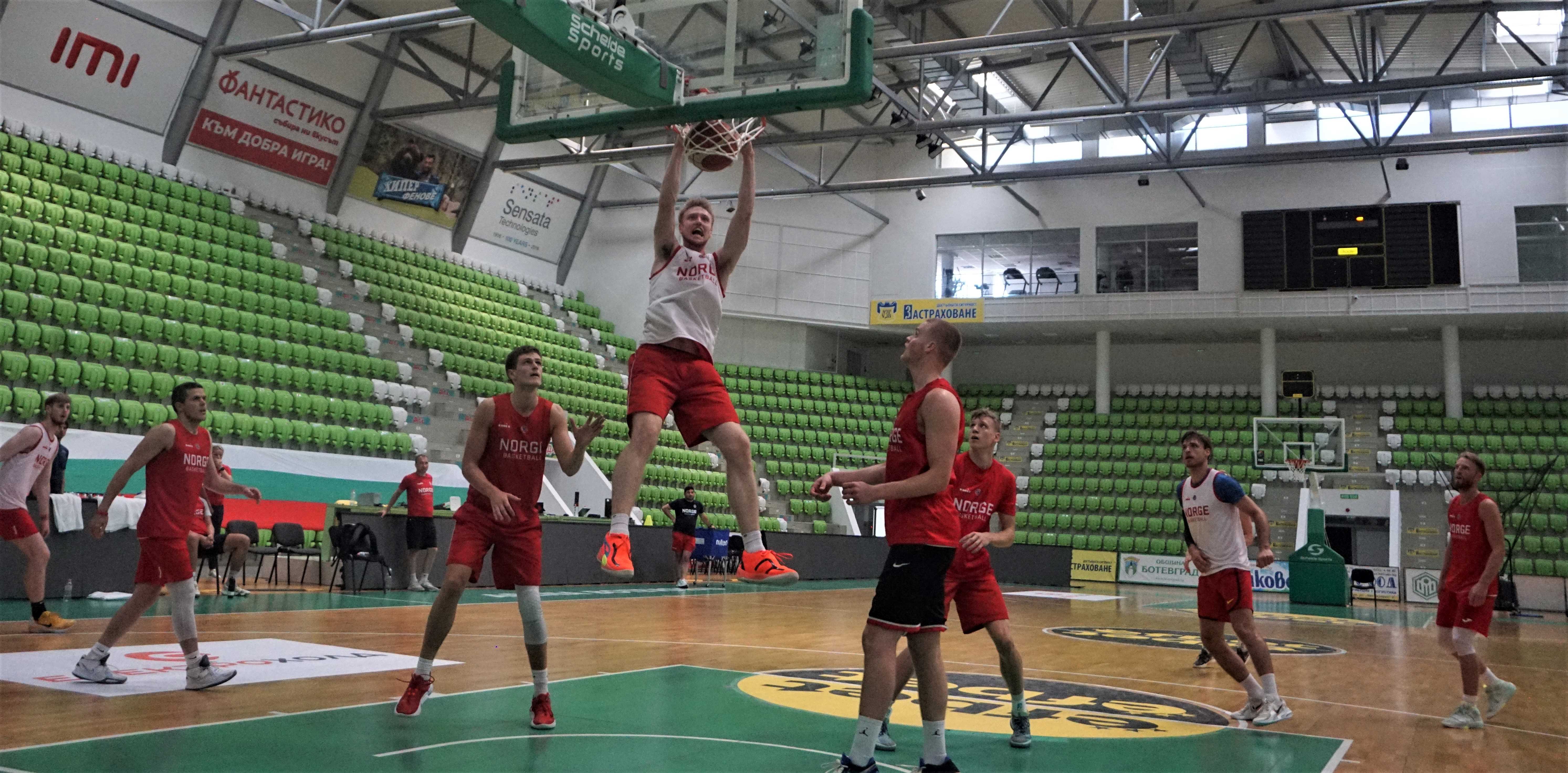 Kristian Sjølund høyt oppe etter en alley-oop på trening i Arena Botevgrad, der Norge møter Bulgaria i EM-kvalifiseringskamp lørdag. De øvrige spillerne i bildet er fra venstre Tobias Rotegård, Stian Mjøs, Erik Borg, Jørgen Odfjell, Hallvard Venstad Staff, Sjur Dyb Berg og Mikkel Kolstad.
FOTO: ARILD SANDVEN 