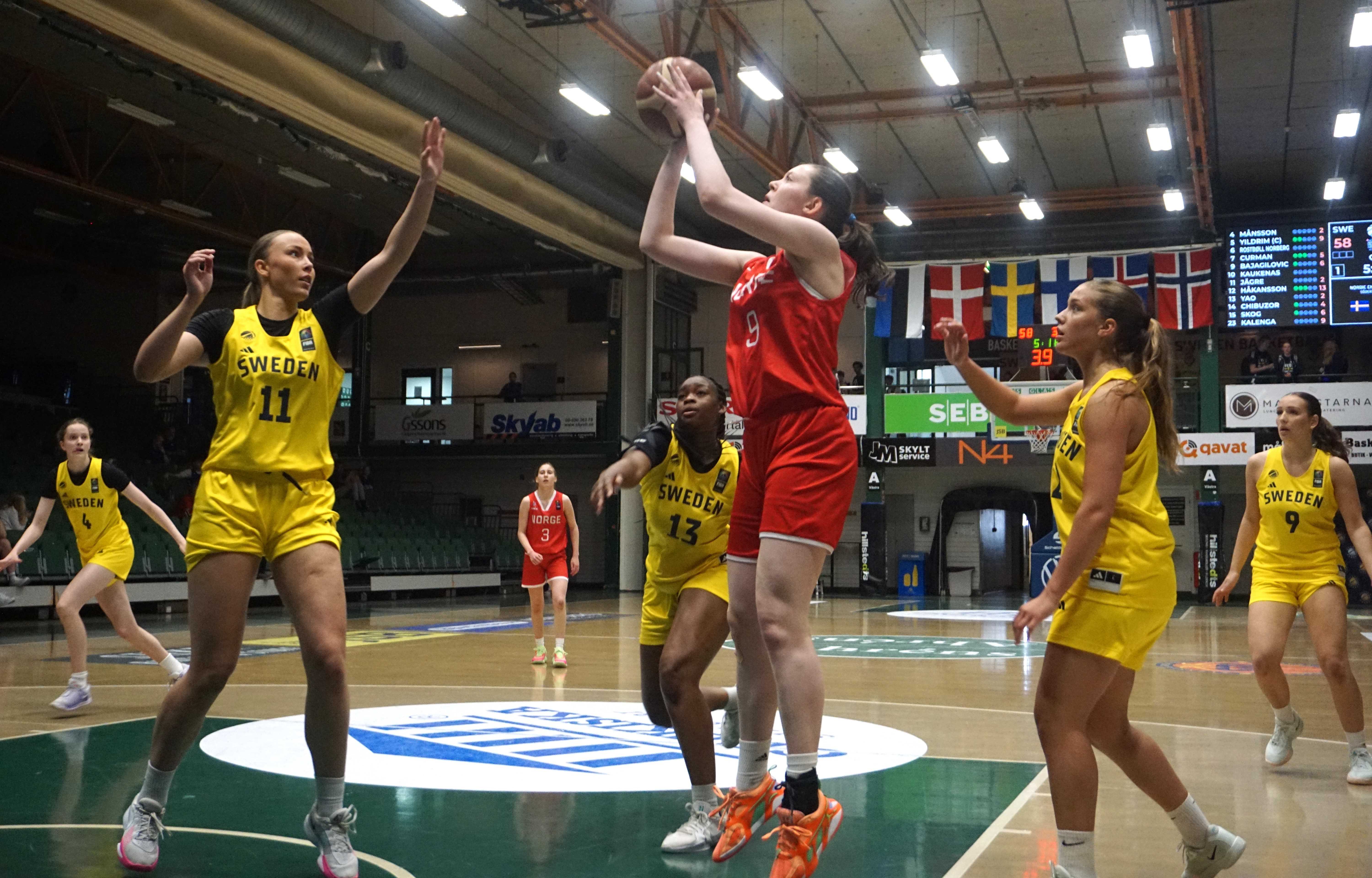 Nora Nyland Rotherud dominerte før pause i Täljehallen, ble norsk toppscorer med 16 poeng og hadde i tillegg 6 returer og 4 assists. Her er det Elvira Yao (nr 13) og Ebba Jägre (nr 11) som må gi tapt for den norske forwarden.
FOTO: ARILD SANDVEN 