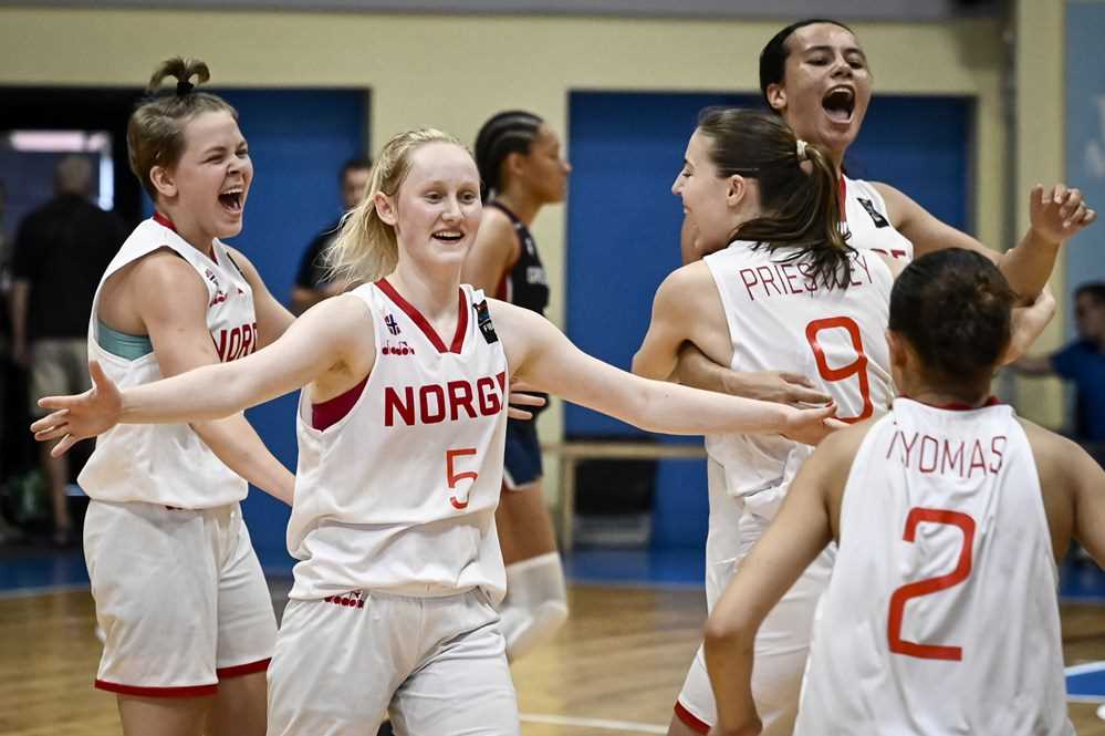 Sluttsignalet har akkurat gått og de norske spillerne jubler for seier 57-55 over Storbritannia. Fra venstre ser vi Camilla Wold Wægger, Aurora Sørbye, Sophia Priestley, Lina Blanco og Aurora Toyomasu.
FOTO: FIBA.COM