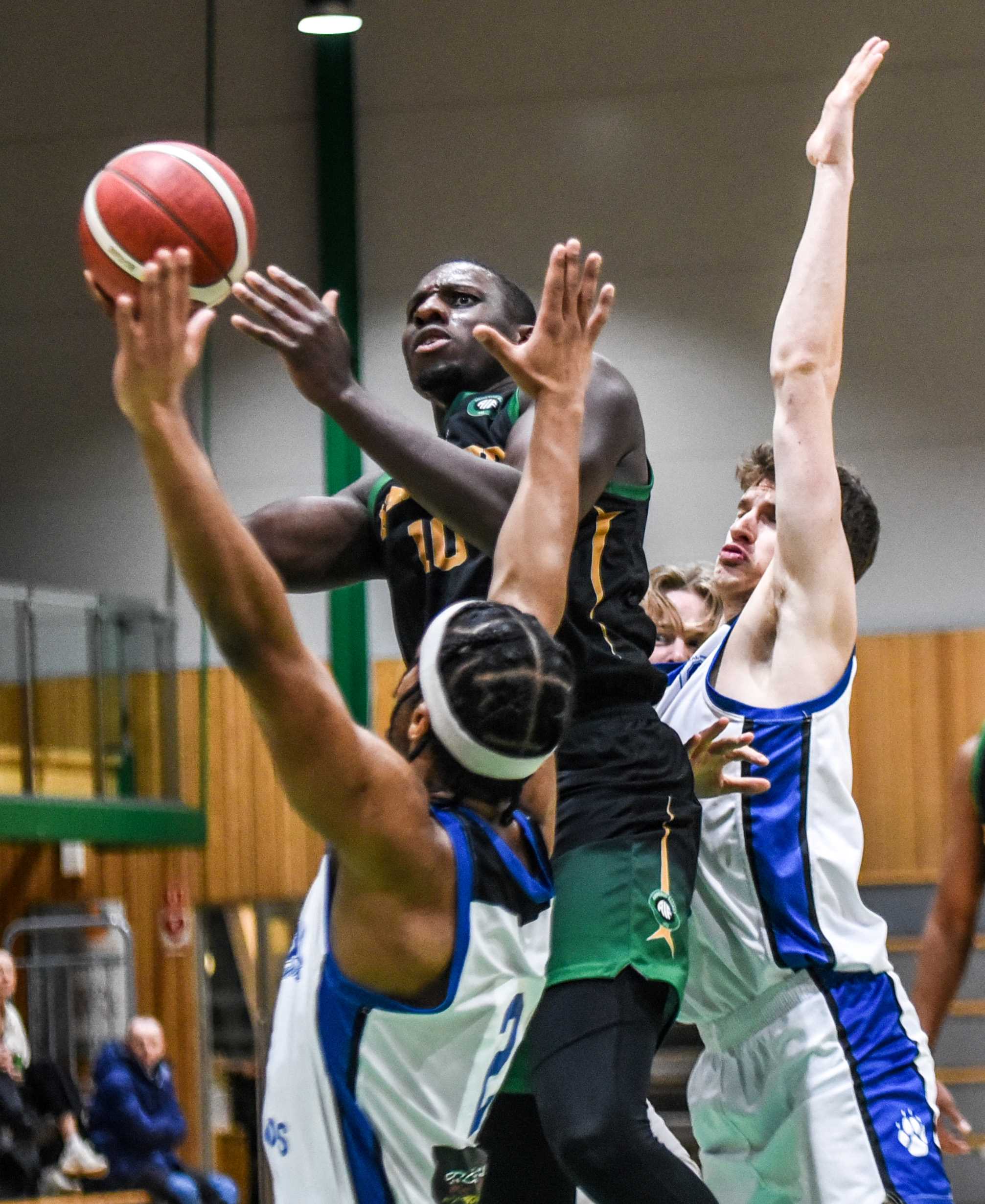 Mustapha Dibba, her i aksjon mot Oppsal i desember, ble toppscorer for Ammerud med 25 poeng mot Nidaros Jets.
FOTO: ERIK B. BERGLUND 