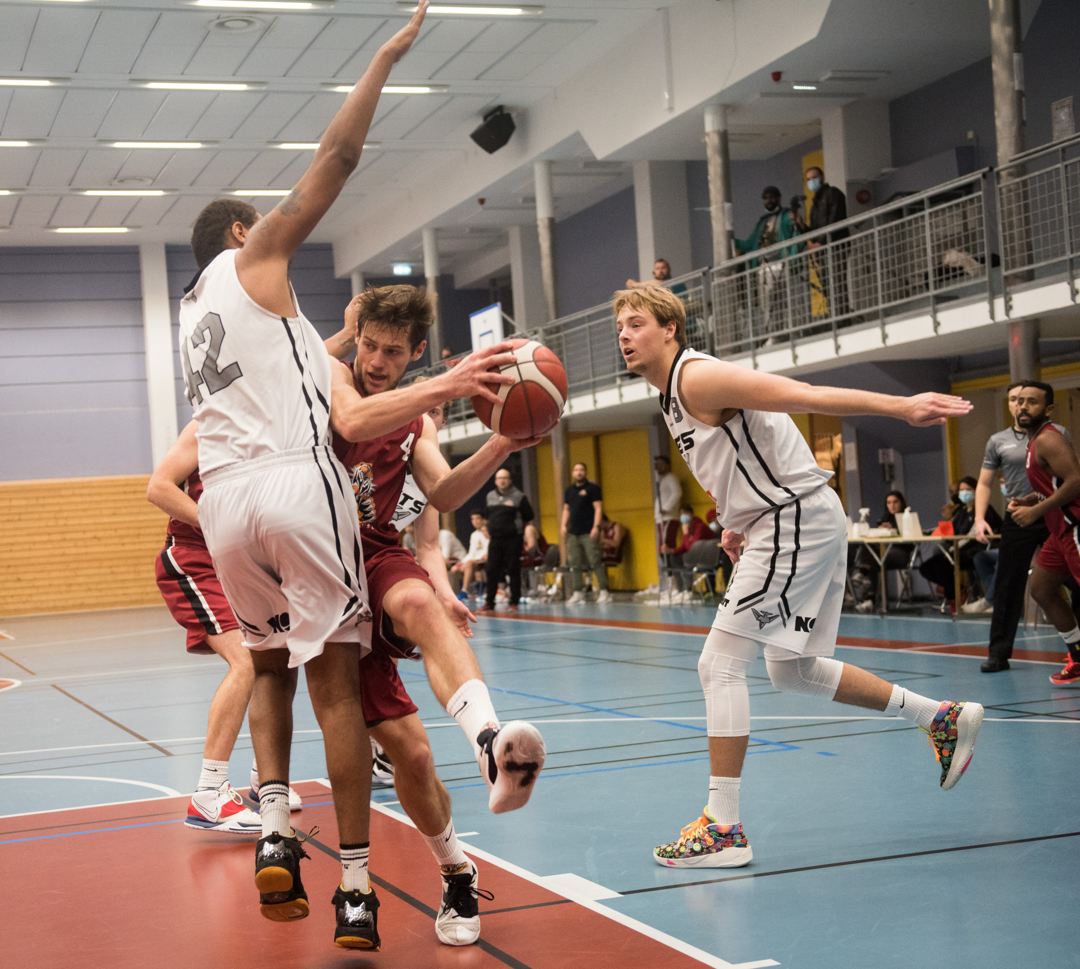 Centrums kaptein og toppscorer Johan Flaa ble holdt til 8 poeng av et aggressivt Nidaros-forsvar, her med Jakob Baiden (nr 42) og Jørgen Kjesbu. Til høyre i bildet ser vi Akrem Dagnew.
FOTO: ERIK BERGLUND 