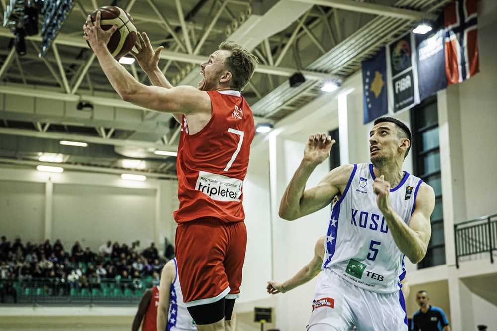 Harald Eika Frey ble etter hvert ustoppelig for Erjon Kastrati og de øvrige Kosovo-spillerne. Göttingen-guarden endte på 38 poeng og satte de to straffekastene som sikret 81-81 og overtime med 1,8 sekunder igjen. Her har han drivet seg fri til en scoring rett under kurven.
FOTO: FIBA.COM