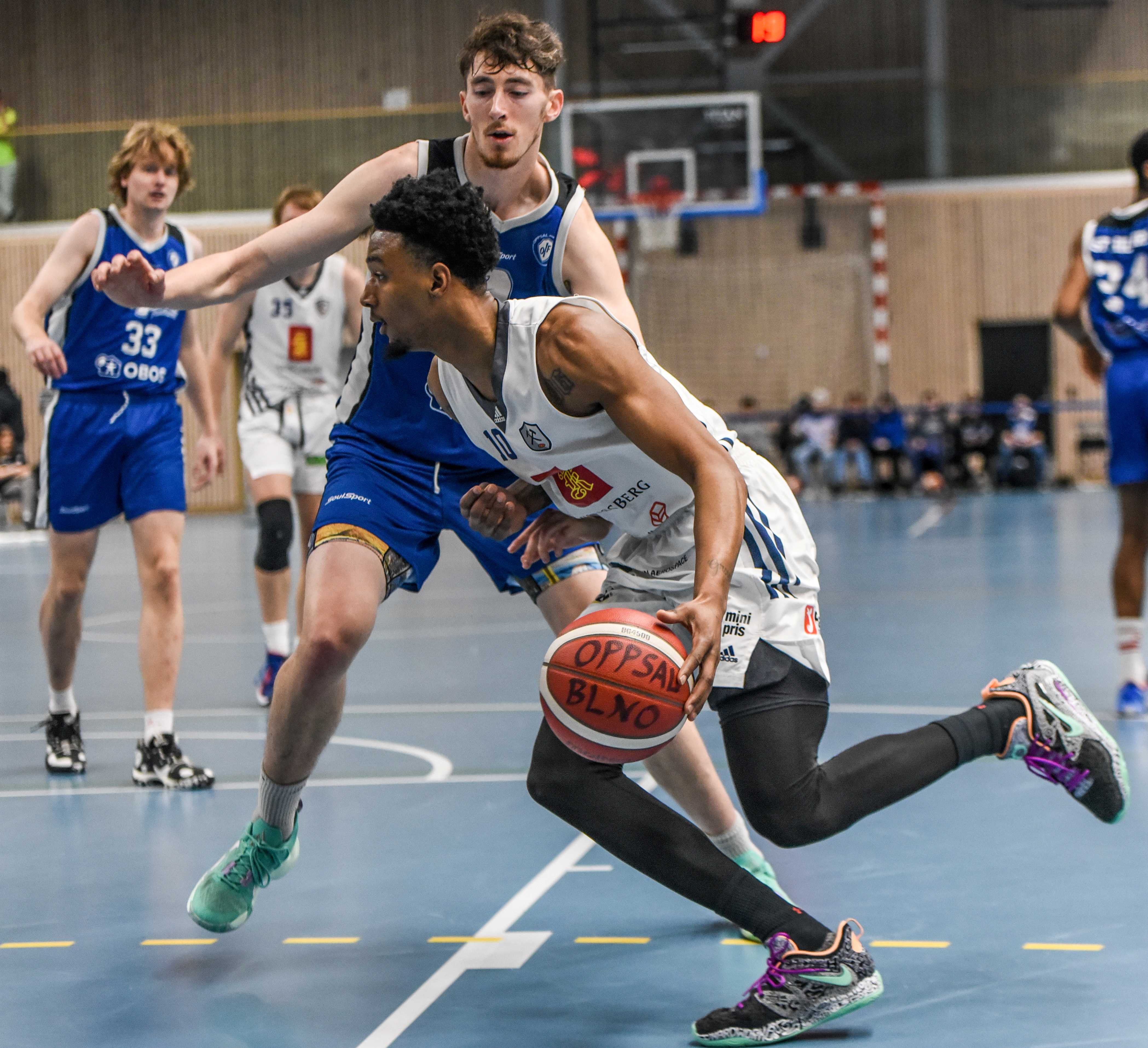 Xavier Green storspilte da Kongsberg Miners åpnet med 15-0 og skaffet seg det avgjørende forspranget mot Oppsal i første periode. Her i en drive mot Jacob Tryon i lagenes forrige møte, 14. januar. 
FOTO: ERIK BERGLUND 