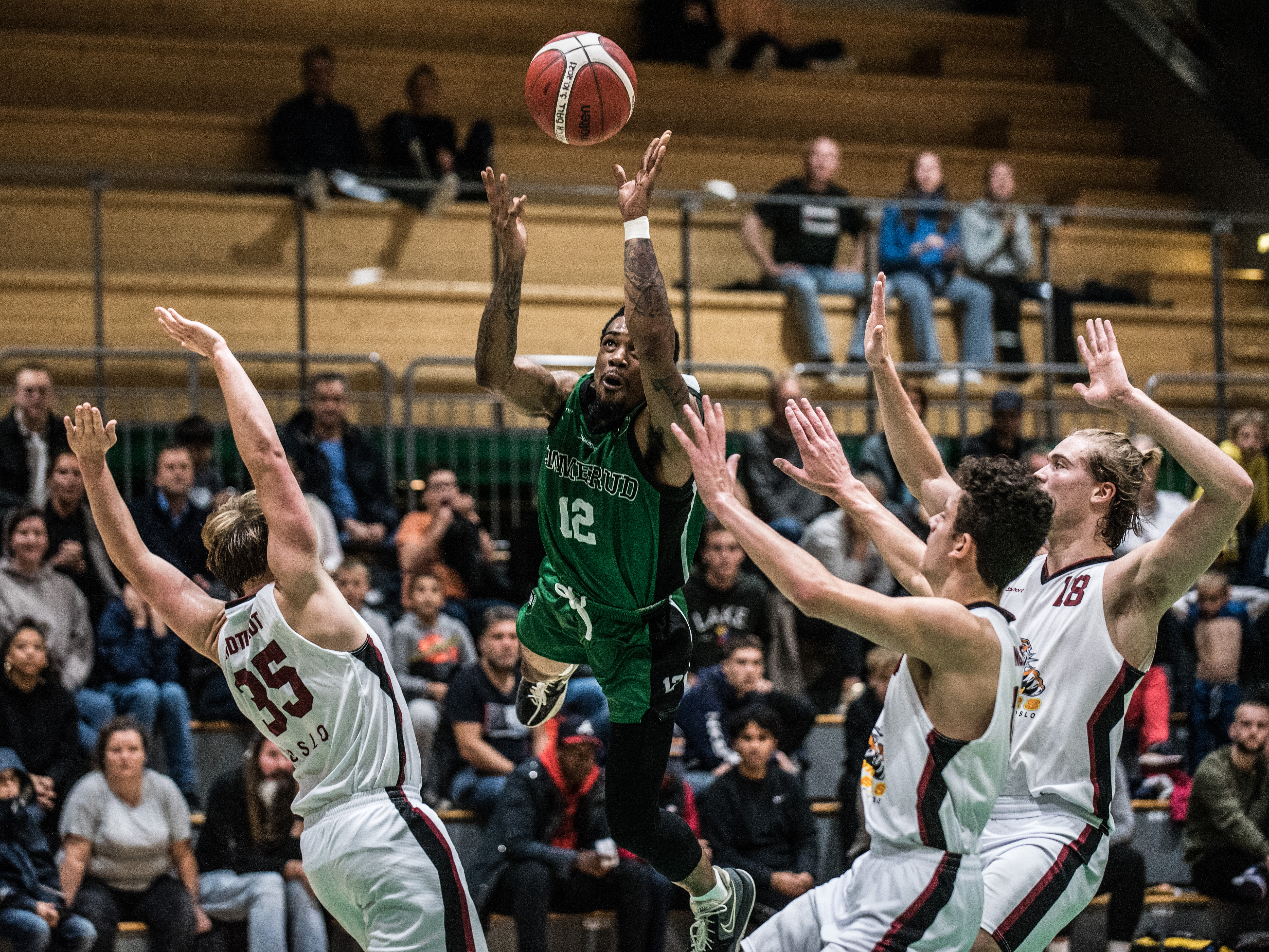 Med ferdigheter og ekstrem fart har AJ Harris tatt Firi-ligaen med storm. Her er det Centrum Tigers-trioen Simon Midtvedt (til venstre), Moritz Anglero og Georg Helvik som må kapitulere for Ammeruds 1,75 m høye pointguard. Harris er nummer 2 i statistikkene for poeng, assists og steals og nummer 5 i effektivitet. Han har også flest assists i én kamp, 14.
FOTO: ERIK BERGLUND 
