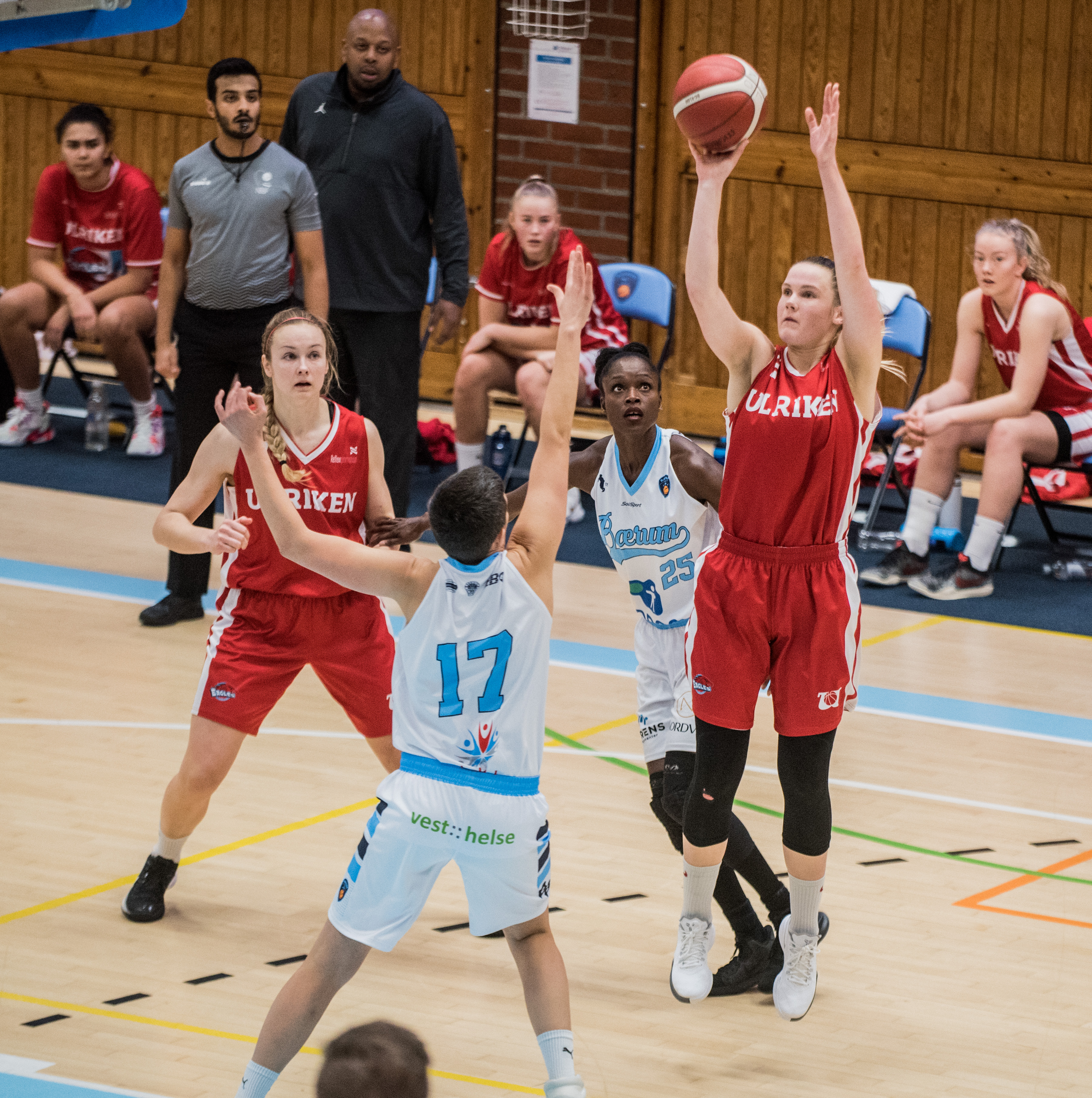 Stine Austgulen ble ustoppelig for Bærum i toppkampen i Nadderudhallen og endte på 34 poeng etter å ha truffet sju av ni 3-poengere. Her fyrer hun løs fra halvdistanse over Josefin Winter og med Émilie Gomis og storesøster Maren Austgulen som nærmeste spillere.
FOTO: ERIK BERGLUND