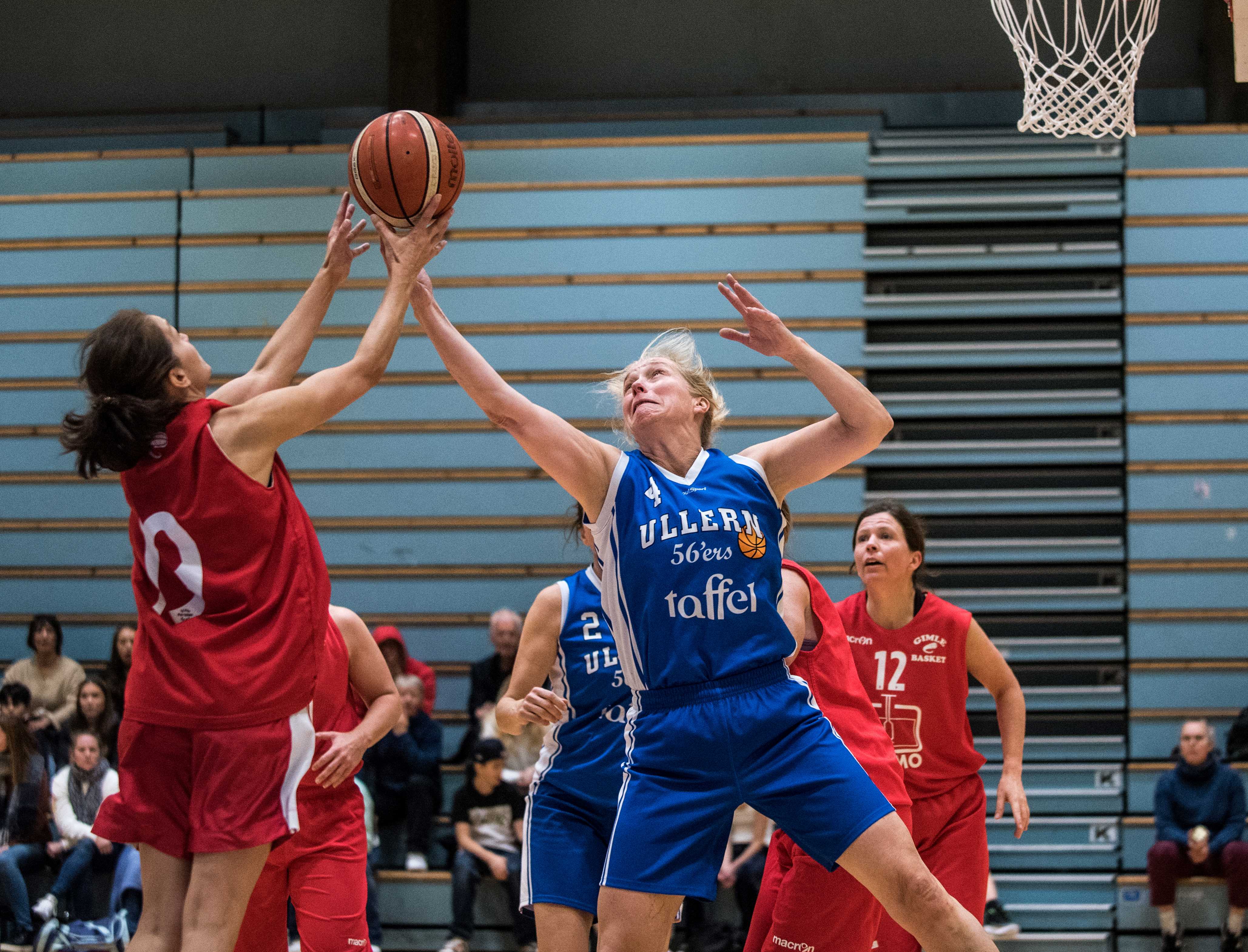 Ulrika Dalen ser ut til å vinne denne duellen med Annette Butt, men Ullern ble etter hvert sjanseløse mot det sterke Gimle-laget i finalen som endte 51-20 til bergenserne. Bak i bildet med nummer 12 er Gimles Silje Helland Kaada.
FOTO: ERIK BERGLUND 