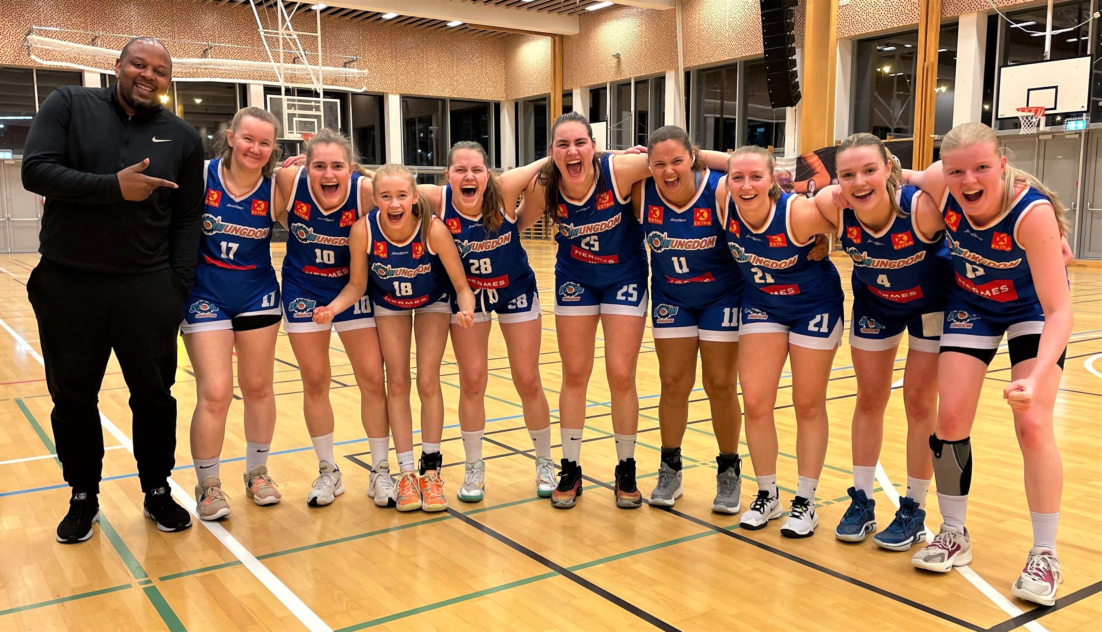 Glade jenter fra Tromsø Storm Ungdom etter 64-47 over Bergen Elite. Fra venstre gjestecoach DuRell Sanford, Ingrid Johanna Sand, Nora Kristine Karlsen, Helle Sparboe Lindstrøm, Andrea Pauline Karlsen, Ingrid Elise Karlsen, Lea Sommersten Brandstadmoen, Victoria Gundersen, Ingeborg Nitter Gruber og Vilde Havnes.
FOTO: CAMILLA HOVIG 