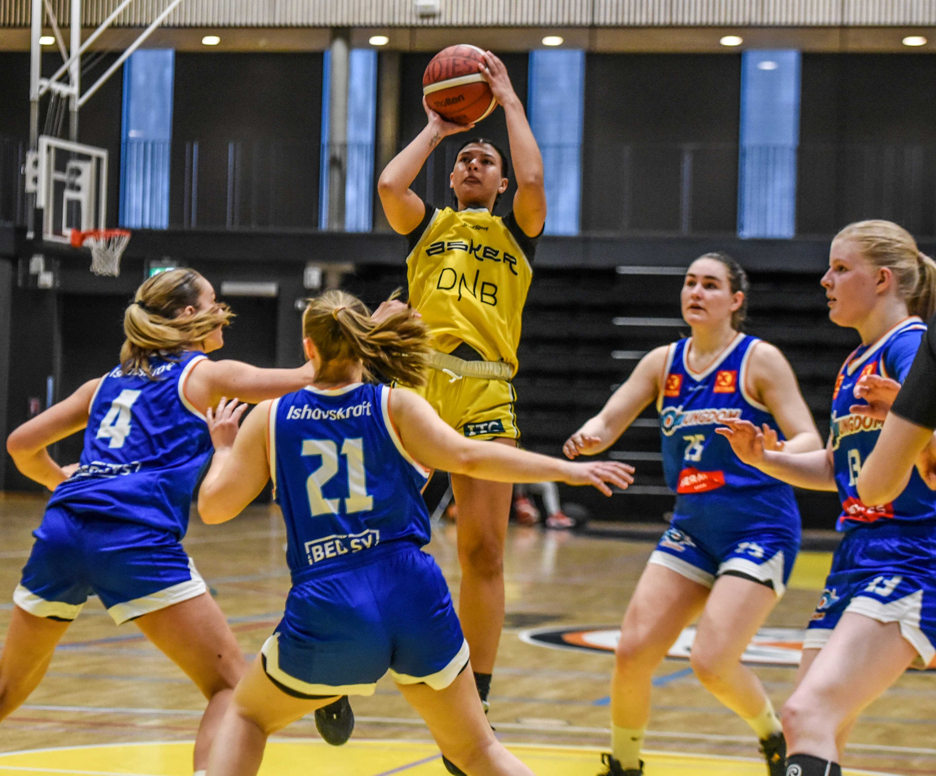 BLNO-toppscorer Tayler Bennett dominerte stort mot Tromsø Storm Ungdom og endte med 26 poeng, 7 returer, 5 assists og 4 steals. Her legger hun en ny scoring med fire av gjestenes spillere rundt seg - fra venstre Ingeborg Gruber, Victoria Gundersen, Ingrid Elise Karlsen og Vilde Havnes.
FOTO: ERIK BERGLUND 