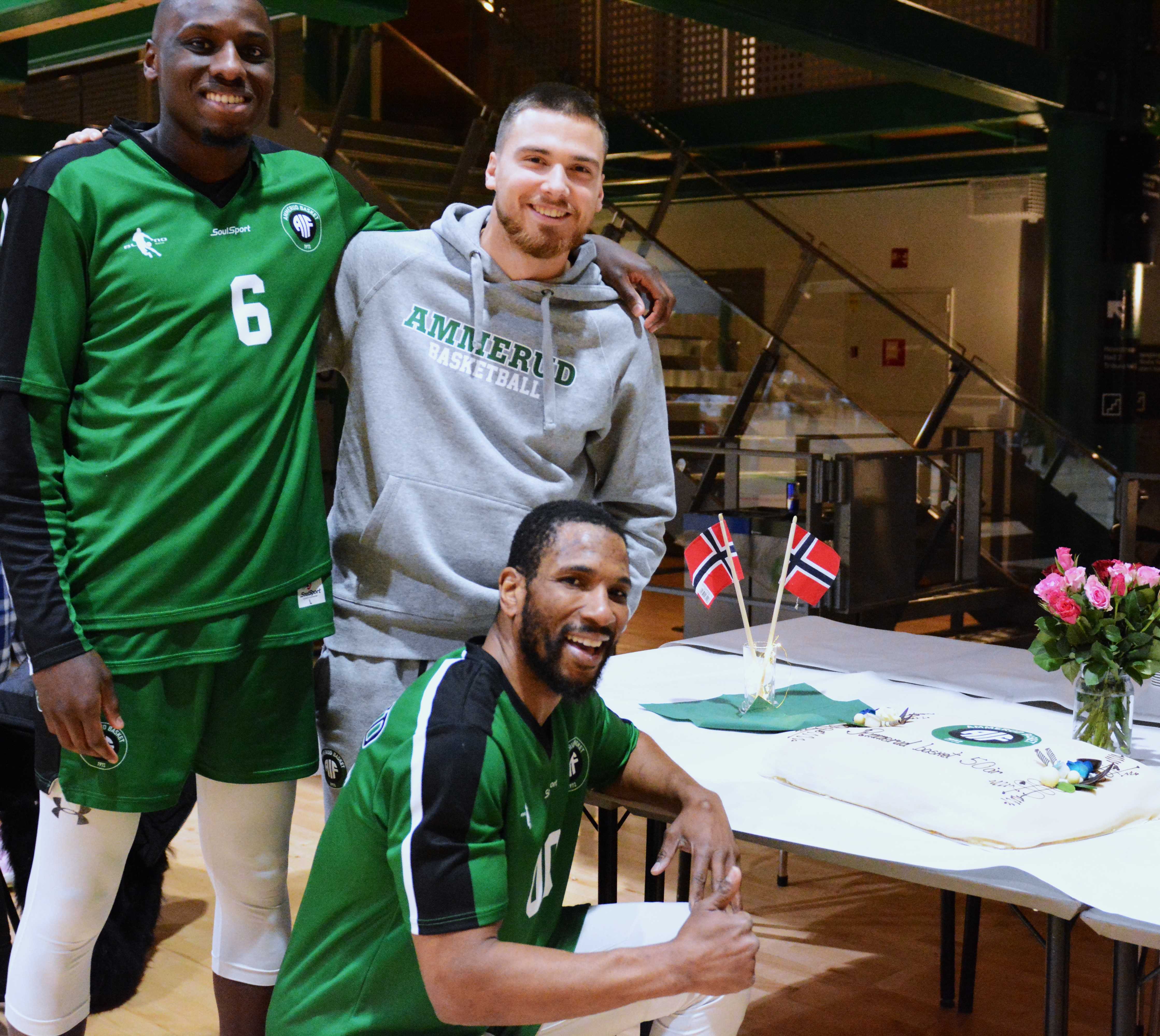 Mustafa Dibba (til venstre), Andreas Isaksen og Orji Okoroafor var stolte over å kunne feire Ammerud Baskets 50-årsdag, og gledet seg til å spise jubileumskaken - etter BLNO-kampen mot Kongsberg Miners.
FOTO: MARIANNE MAJA STENERUD  