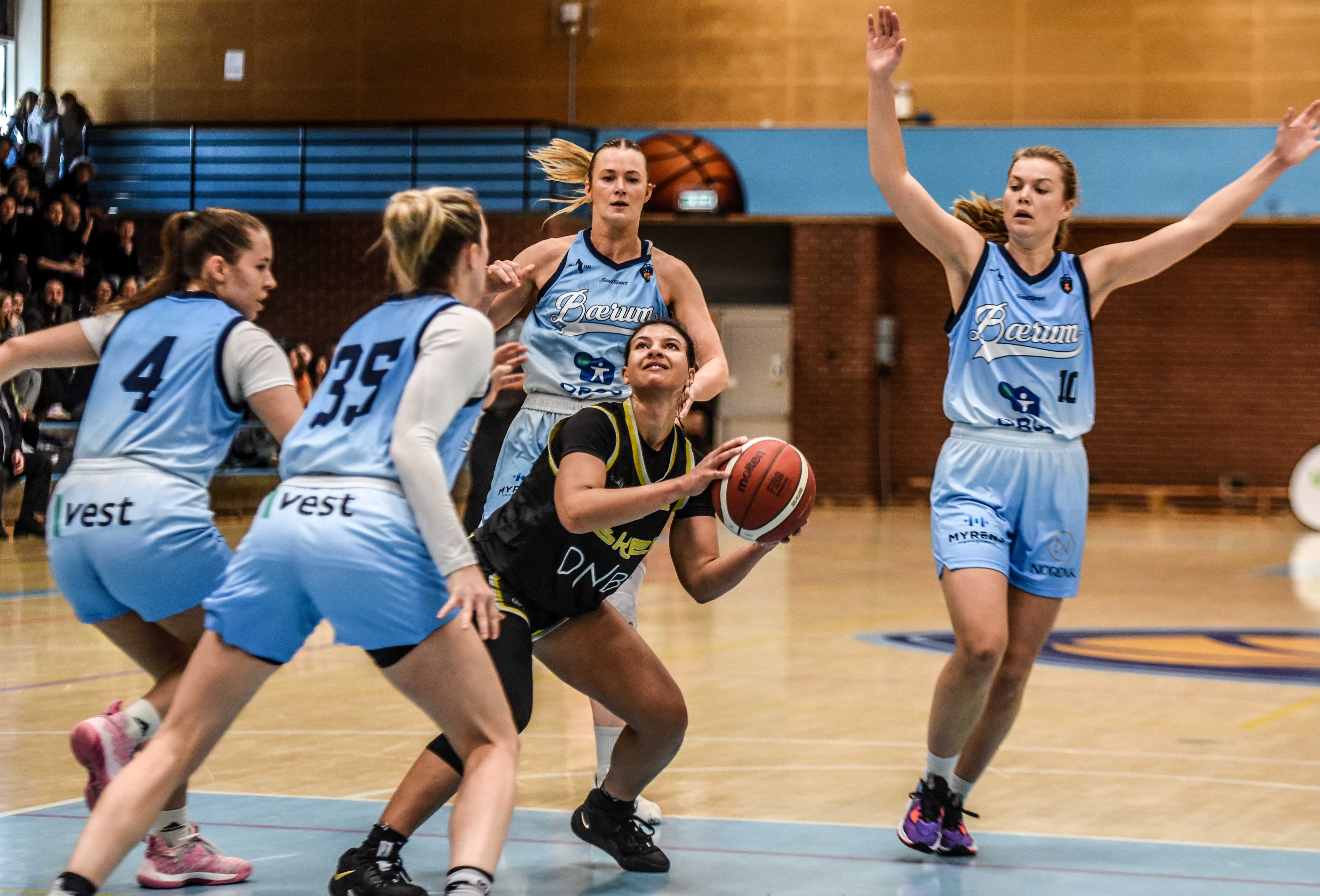 Bærum-spillerne flokket seg rundt Tayler Bennett, men kunne likevel ikke forhindre at Asker Aliens' pointguard og ligaens MVP dominerte kampen og ble toppscorer med 25 poeng. Her ser vi fra venstre Malene Waage Thomsen, Abbey Hoff, Julie McCarthy og Tiril Rokne Hjelde forsøke å stoppe den amerikanske klassespilleren.
FOTO: ERIK BERGLUND 