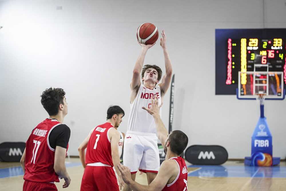 Oscar Hellebust med tre mann rundt seg, men Georgia hadde store problemer med å stoppe Norges pointguard. Oscar satte 34 poeng og hadde 9 av 11 da Norge stakk fra 68-66 til 79-66 i fjerde periode.
FOTO: FIBA.COM 