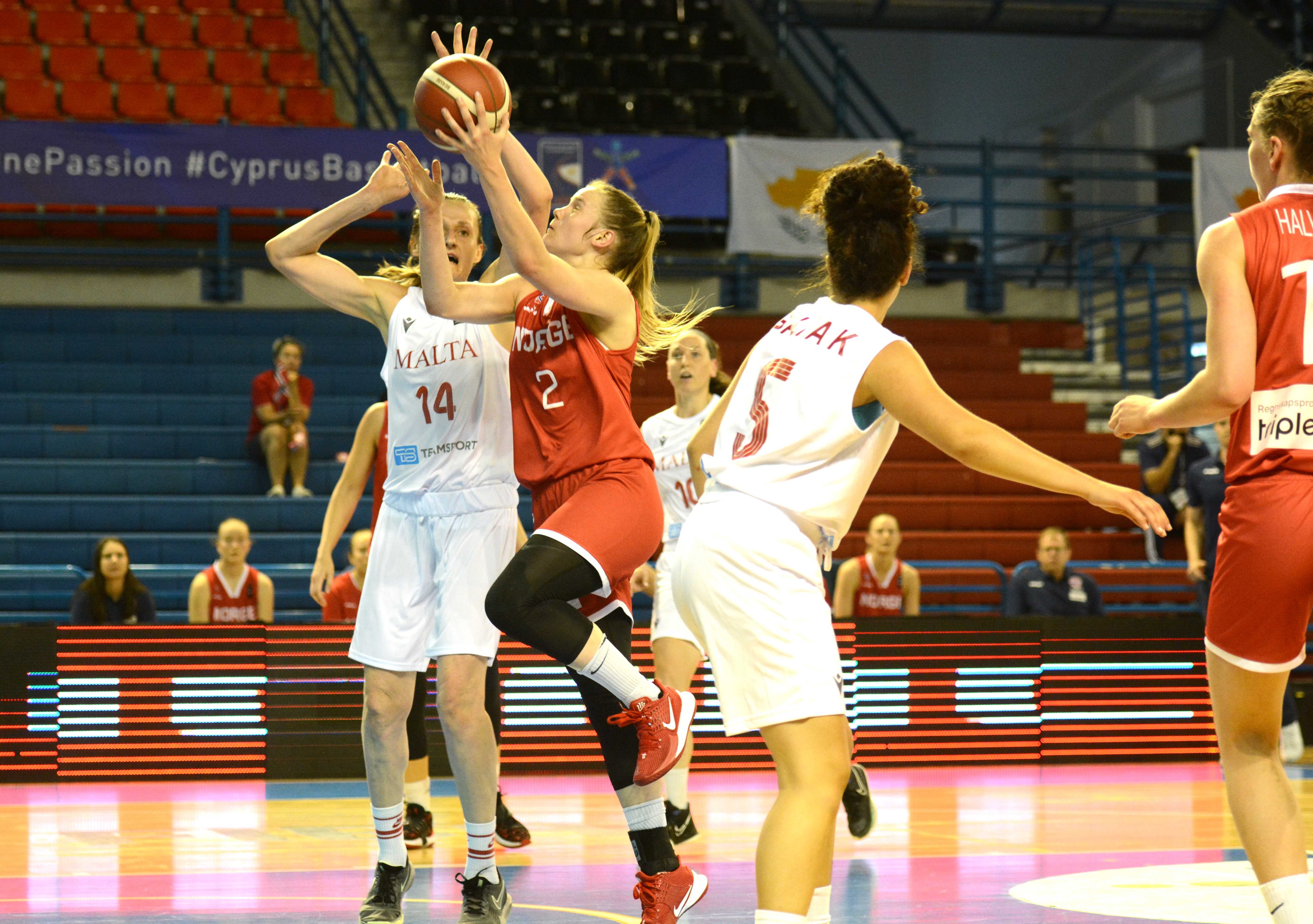 Stine Hoff Austgulen ble ustoppelig for Malta i søndagens kamp om andreplassen i Small Countries-EM i Nikosia. Ulriken-guarden satte 39 poeng da Norge vant 64-48.
FOTO: MARIANNE MAJA STENERUD 