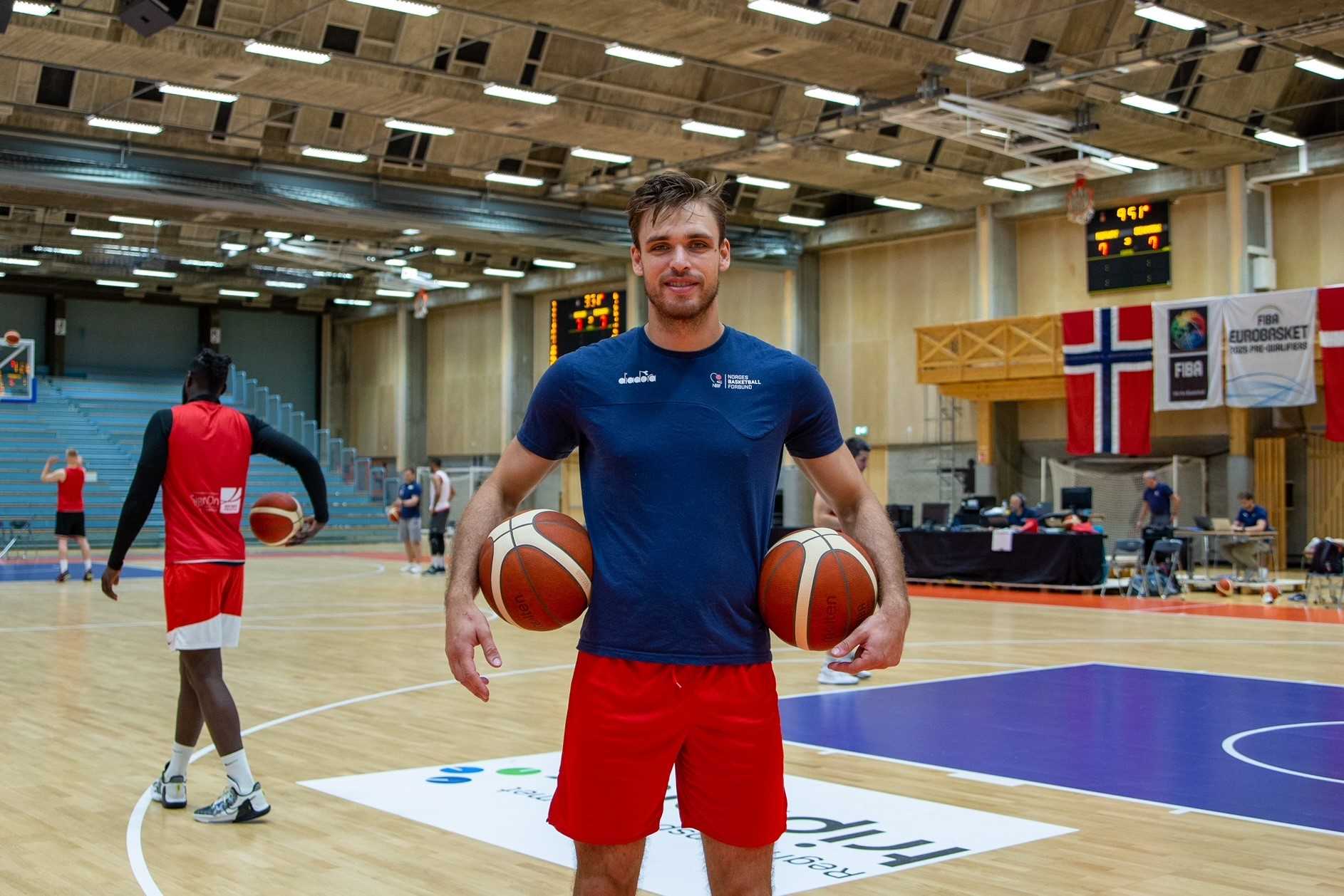 Haukelandshallen er klar for ny, norsk basketfest. Sjur Dyb Berg er markedsansvarlig i Basketballforbundet og har bidratt til å sikre sponsorer, jobbet med å få basket på TV 2 og laget alt markedsmateriell til landskampen mot Danmark. - Men når samlingene starter, er jeg mer spiller. Da har jeg gode kolleger i forbundet som er gull verdt og som jeg stoler 100 prosent på som tar over mine oppgaver, sier 26-åringen fra Nesodden.
FOTO: BRAGE TITLESTAD 