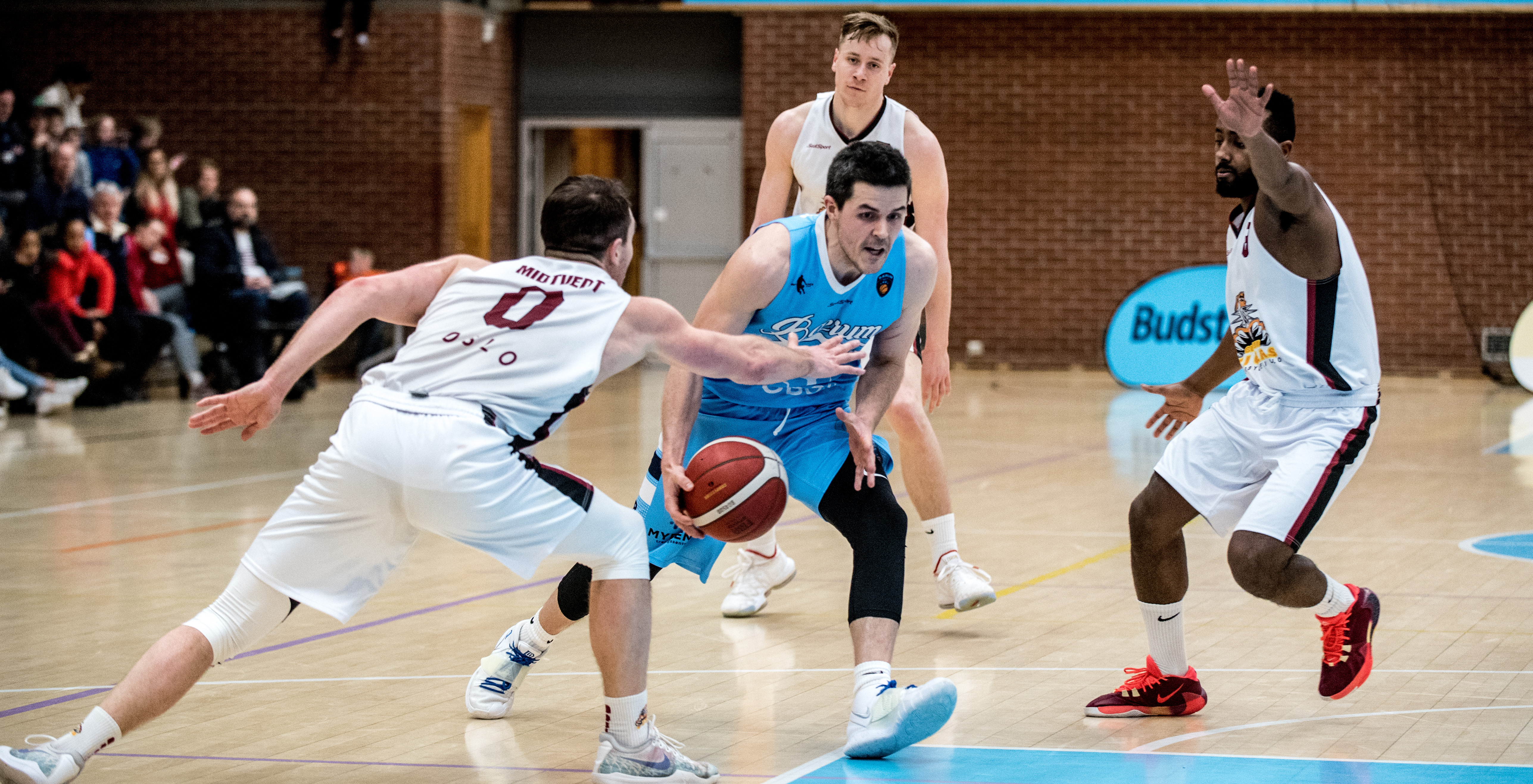 Stian Mjøs ble toppscorer med 28 poeng da Bærum slo Centrum Tigers 91-75 i den første kvartfinalen. Her finner Bærum-kapteinen plass til å drive mellom Magnus Midtvedt og Akrem Dagnew. Bak ser vi Henrik Lange.  FOTO: ERIK BERGLUND