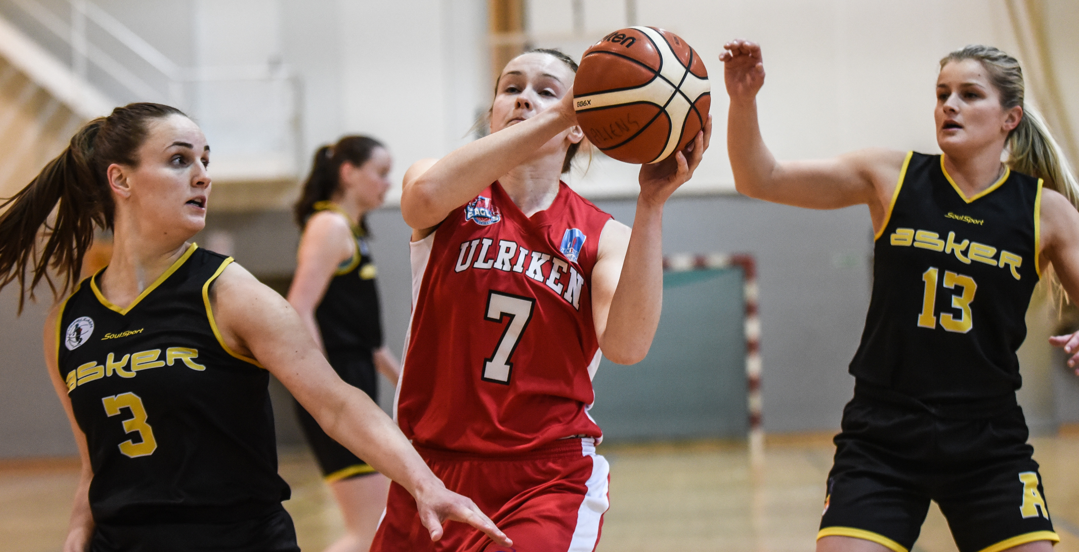 Maren Austgulen er skadefri og tilbake i form og bidro med 14 poeng da Ulriken slo Ullern 80-58 i søndagens toppkamp. Bildet er fra en av kampene mot Asker Aliens forrigve sesong, med Ingrid Selvik (til venstre) og Elin Gulbrandsen i forsvar for Asker.