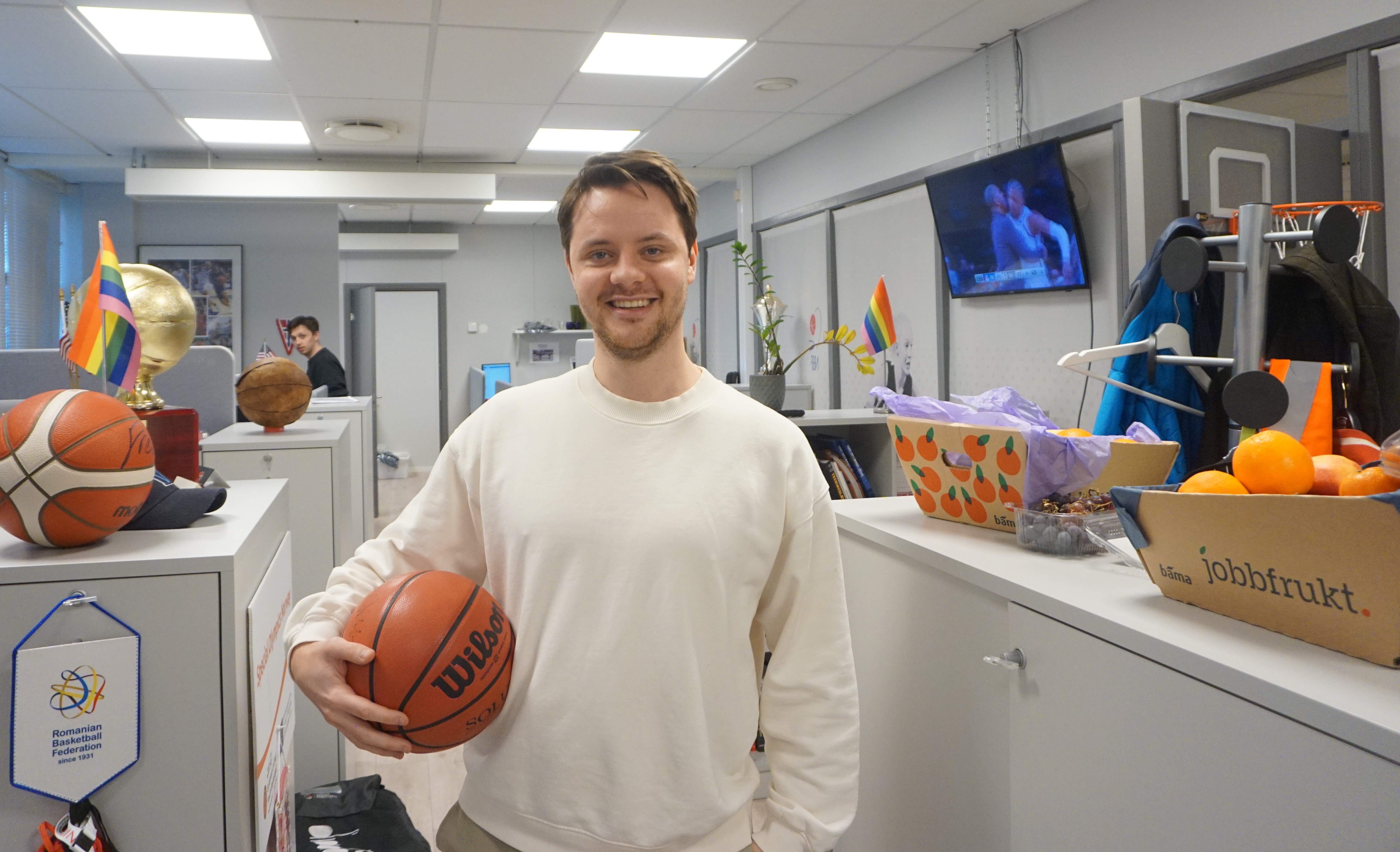 Endre Palfi Barmoen trives på Basketballkontorets kontor på Ullevål stadion.
FOTO: ARILD SANDVEN 