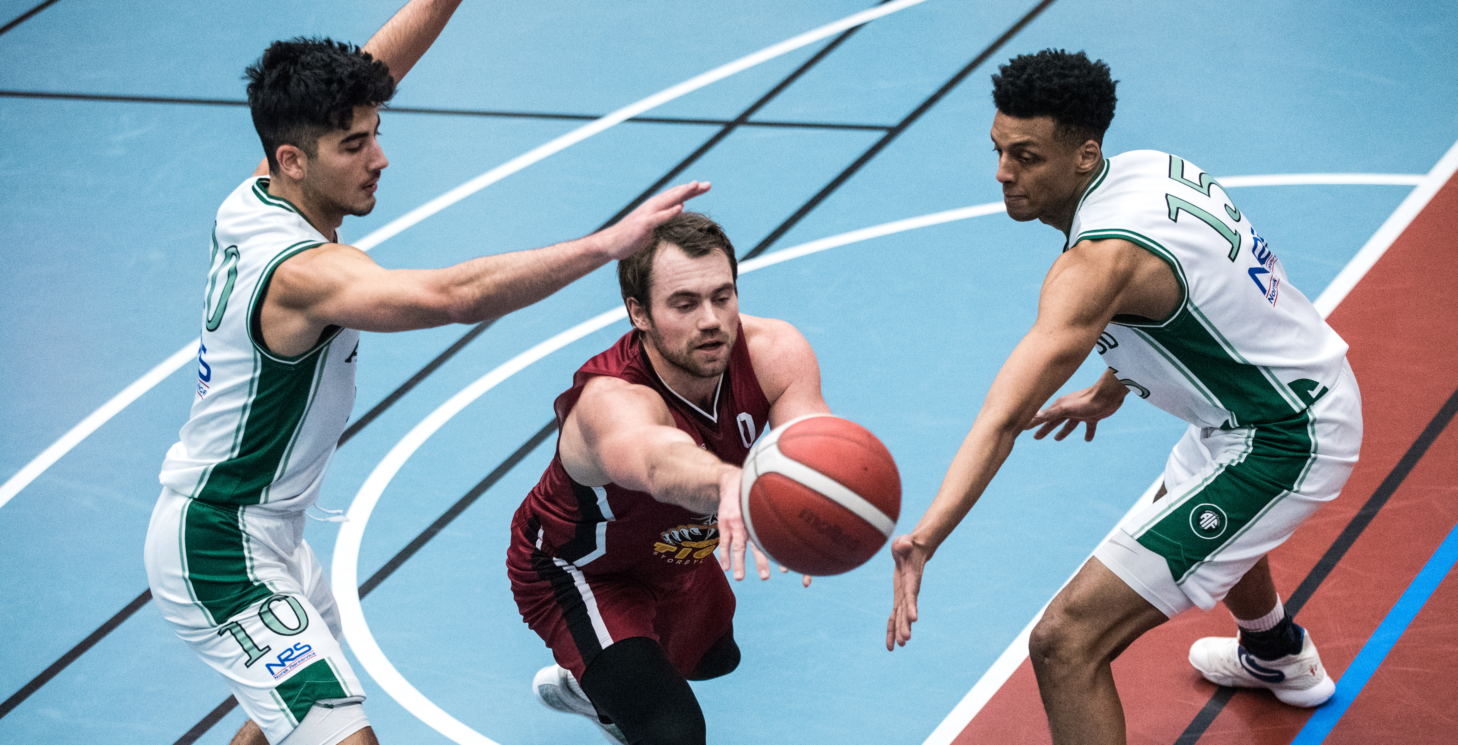 Magnus Midtvedt førte an for Centrum Tigers  da Ammerud ble innhentet og slått. Her er han i en drive mot Ouzhan Farzaneh (til venstre) og Eyoab Yemane. FOTO: ERIK BERGLUND