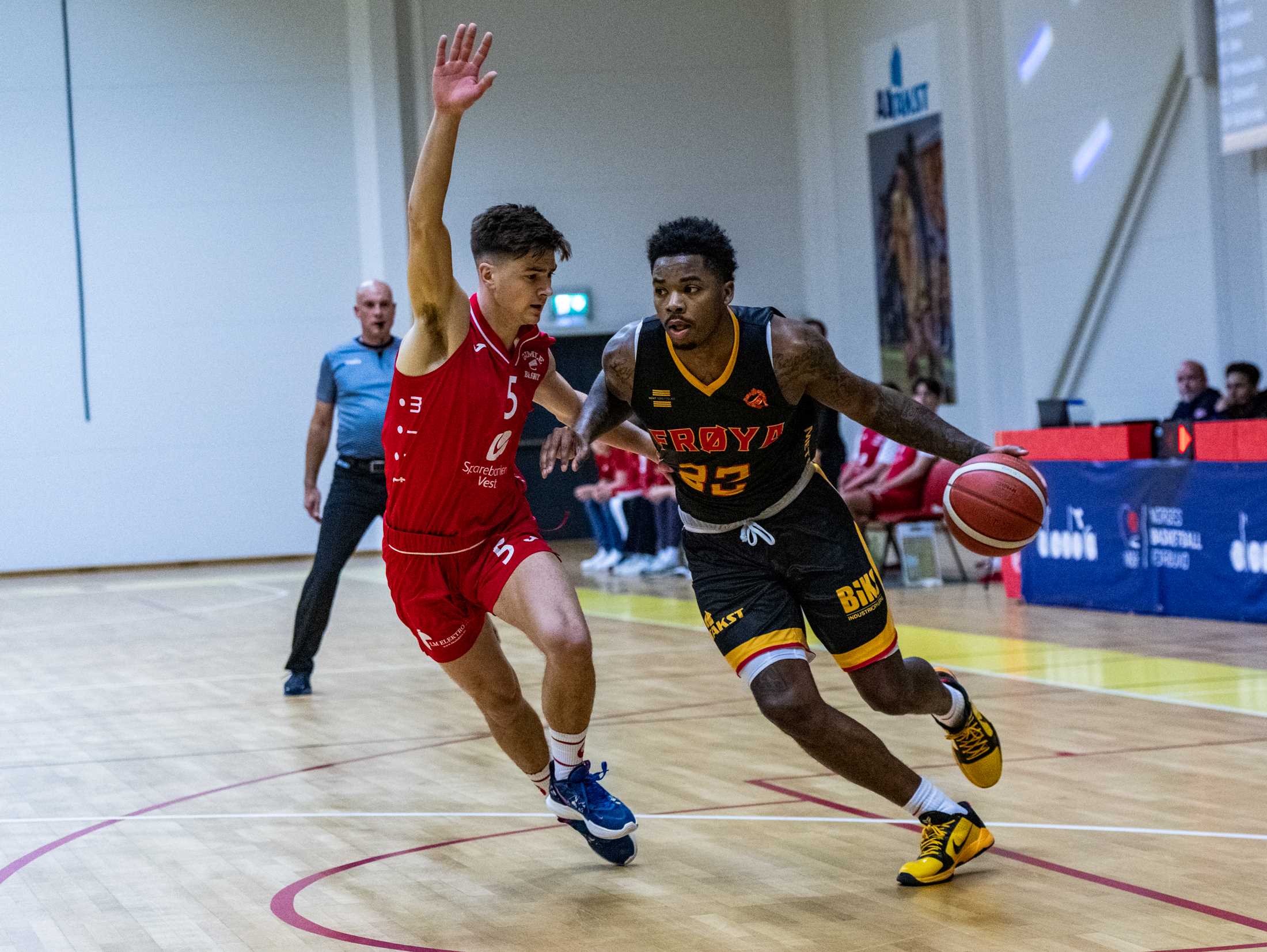 DeAngelo Stewart leverte en knalldebut i BLNO. Frøyas nye amerikaner noterte seg for 30 poeng og 7 returer mot Gimle, og var sterkt delaktig i hjemmelagets 90-86-seier. Her er Stewart i en drive mot Morten Osland.
FOTO: ASTRID HAGLAND GJERDE 