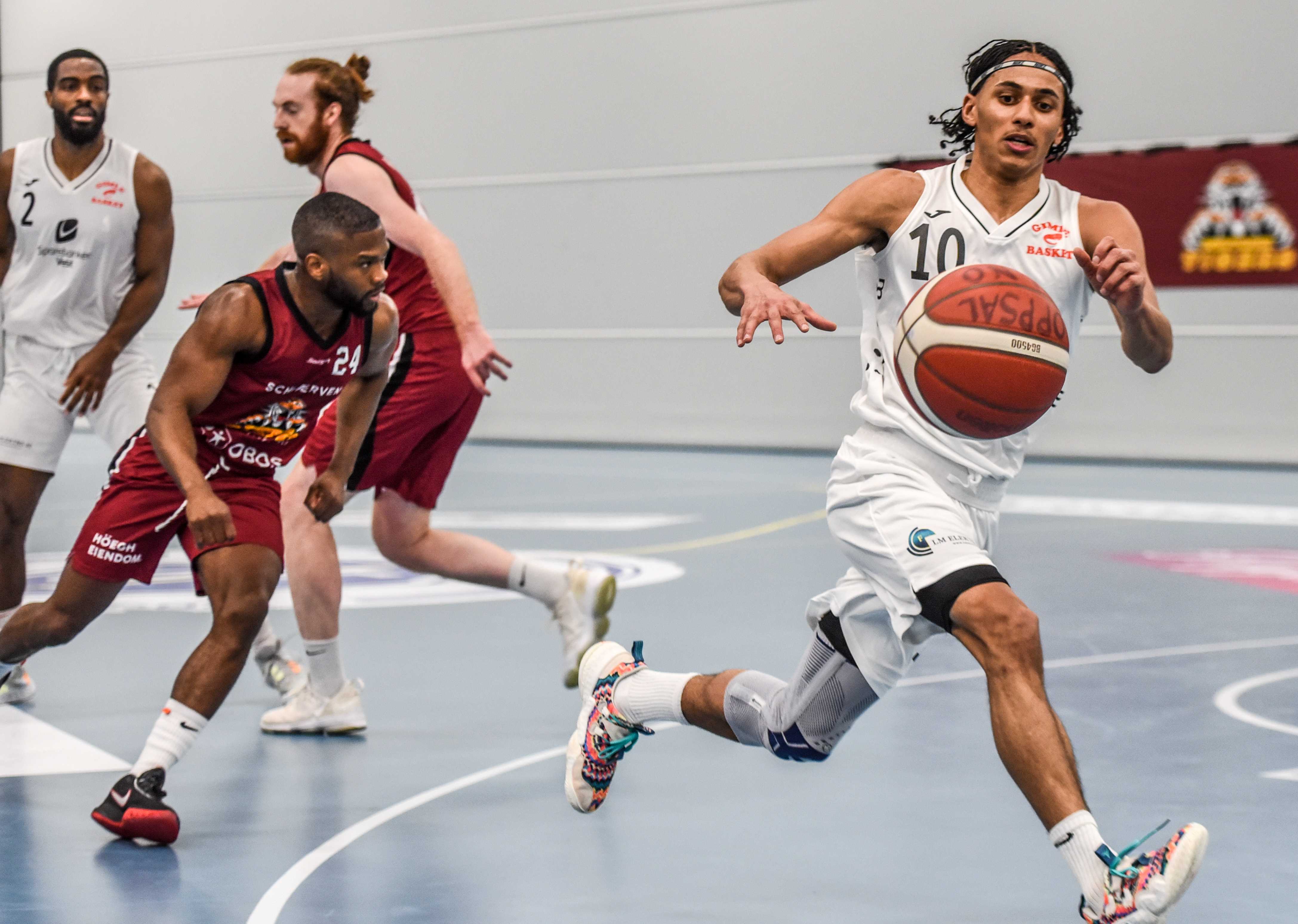 Lars Espe og Gimle løp fra og spilte ut Centrum Tigers i lørdagens kvartfinaleretur. Her er gjestenes pointguard noen steg foran Ilarion Bonhomme. Bak i bildet passer Petar Kutlesic på Dante Thompson.
FOTO: ERIK BERGLUND  