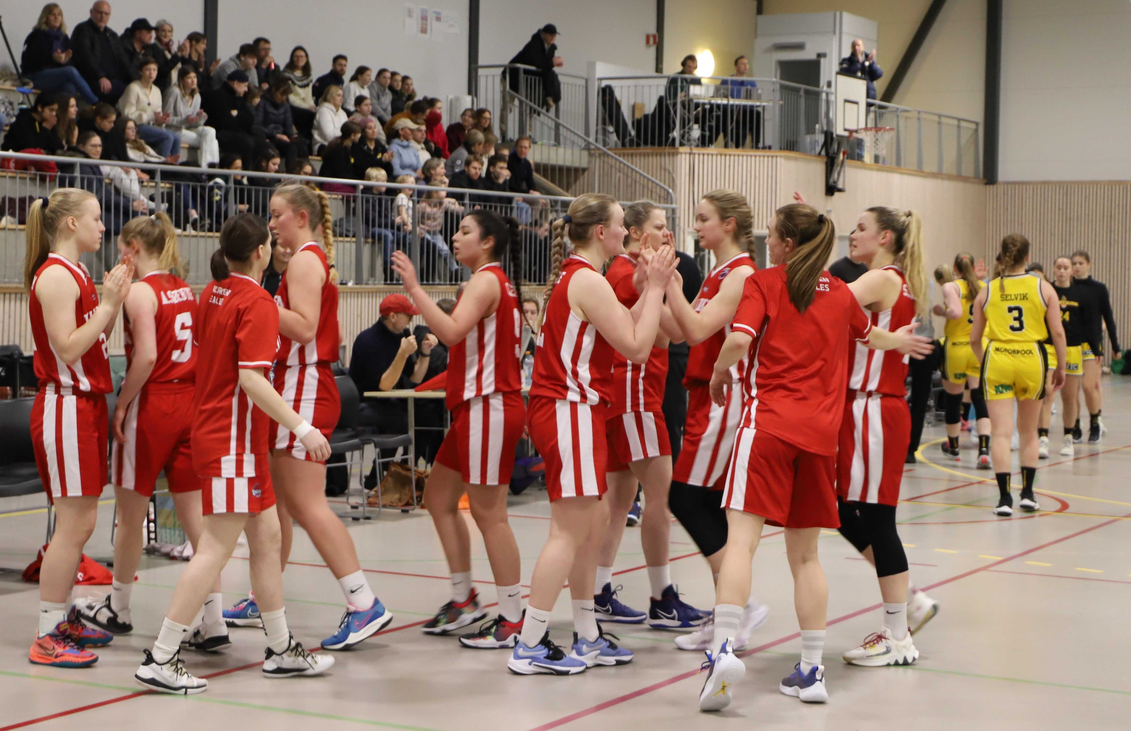 Den 17. seieren er i boks og Ulriken-jentene feirer med måte selv etter utklassingssifrene 97-52 over tabelltoer Asker Aliens. Sesongens store mål er NM-sluttspillet i Nadderudhallen 14.- 16. april. Her ser vi fra venstre Anna Linnea Hovig Wikstrøm, Aurora Sørbye, Nora Hisdal, Synne Jacobsen, Celine Klett, Sunniva Sørbye, Vilde Tveito, Maren Austgulen, Katrine Fjærestad og Stine Austgulen.
FOTO: MAGNUS KJØREN BERG, AKERSHUS AMTSTIDENDE 