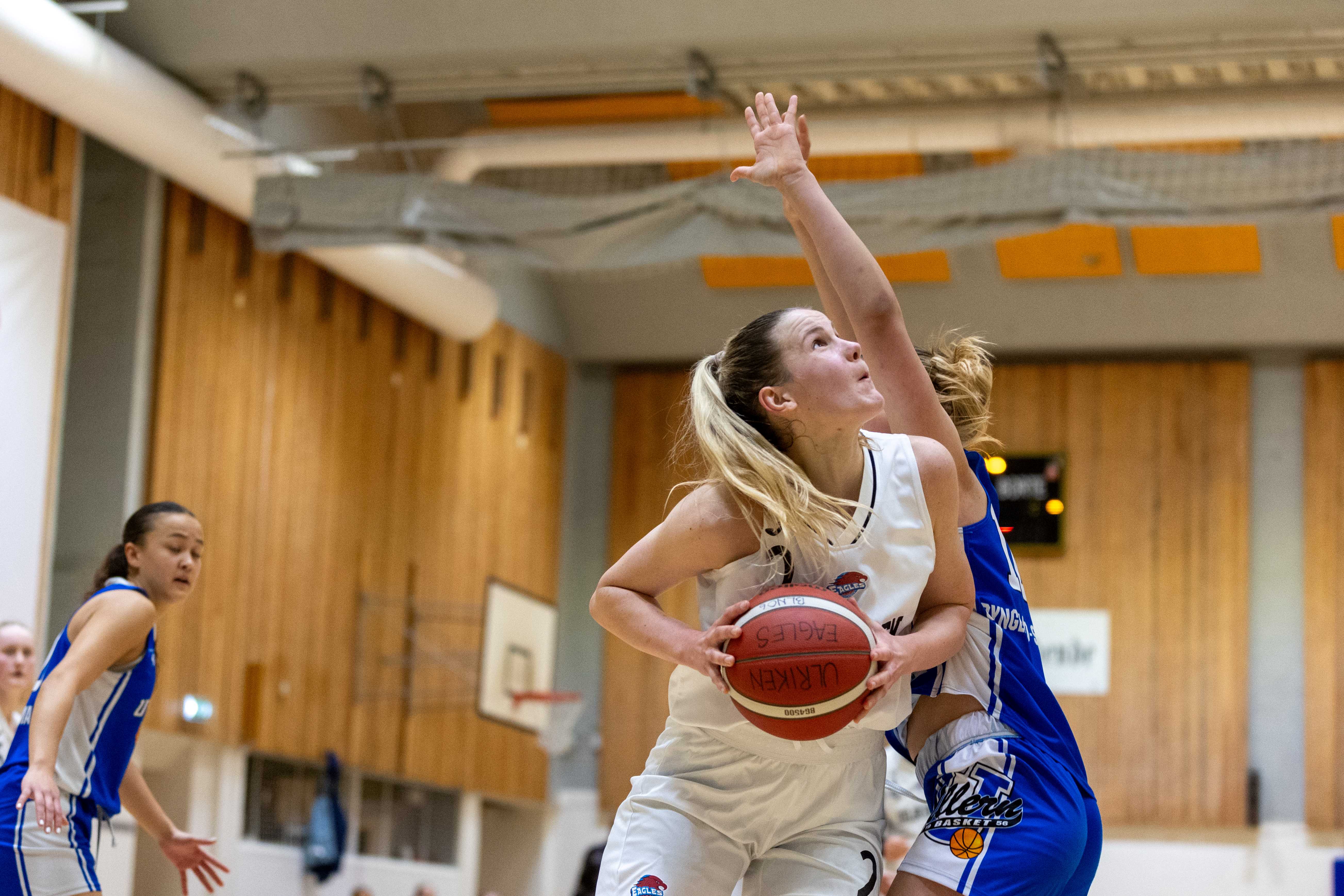 Stine Austgulen hadde 25 poeng før pause og endte på 30 poeng og 7 assists da Ulriken Eagles slo Ullern 77-45. Her drar Ulriken-kapteinen seg fri fra Fanny Dyngeland-Sundén og legger en layup. Bak til venstre ser vi Aurora Toyomasu.
FOTO: BRAGE TITLESTAD 