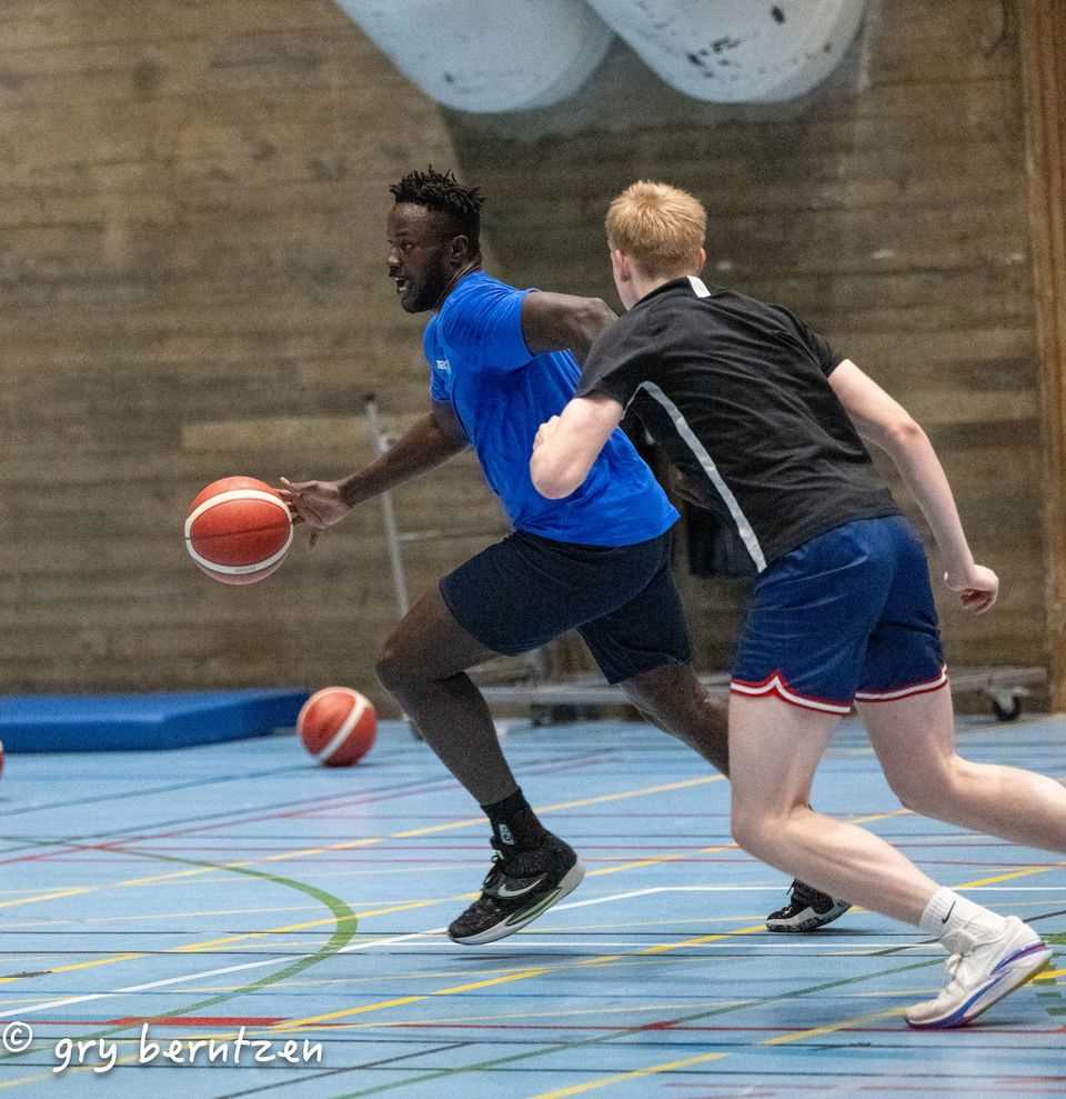 Reggie Agbeko i en drive mot David Berntsen på trening i Tromsøhallen. 31-årige Agbeko fra Ghana spilte forrige sesong for Melilla på nivå to i Spania, 18-årige Berntsen er tilbake i Storm etter en sesong på NTG og med EB85.
FOTO: GRY BERNTZEN 