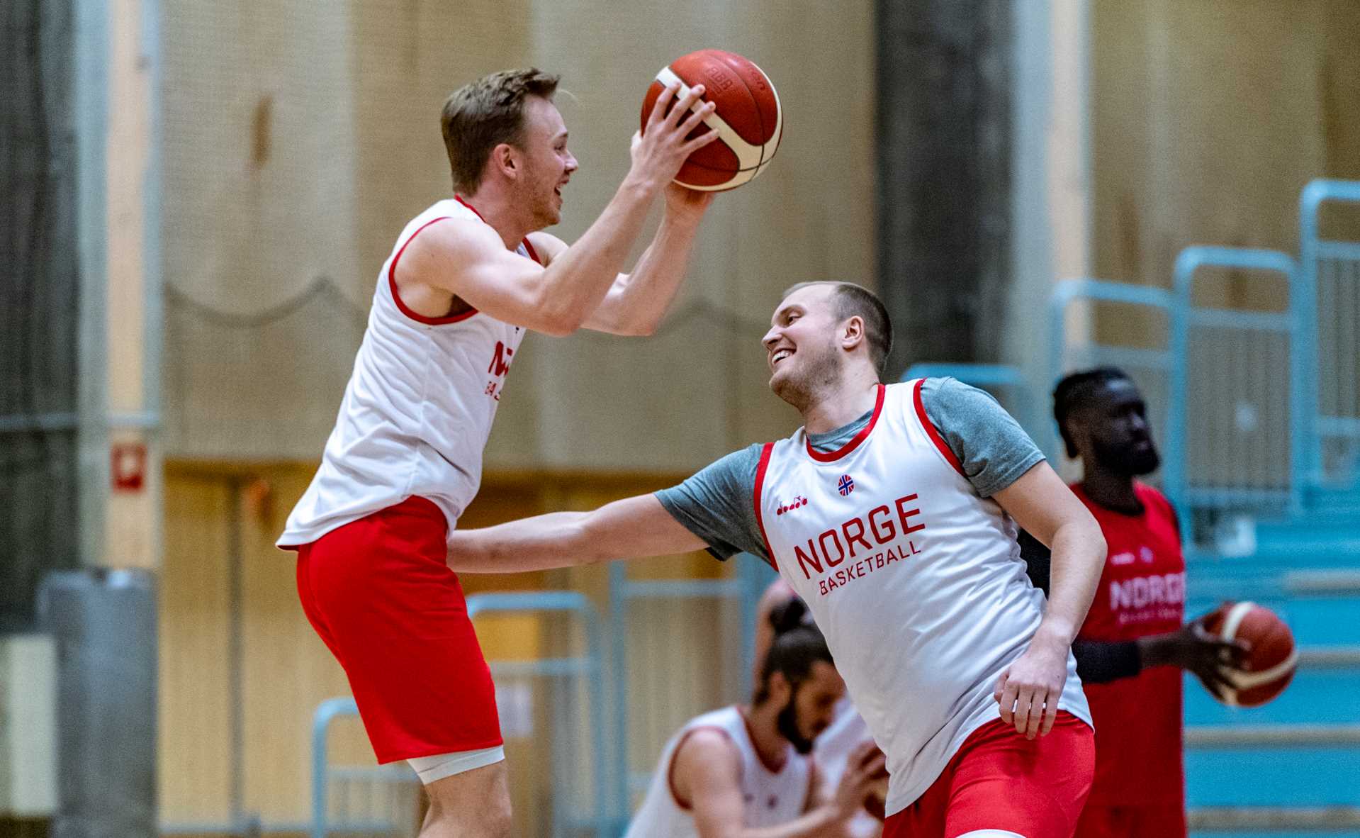 Harald Eika Frey og Johannes Dolven i godt humør på trening i Haukelandshallen, der Norge møter Slovakia i EM-kvalifiseringskamp søndag kveld. 
FOTO: ASTRID HAGLAND GJERDE 