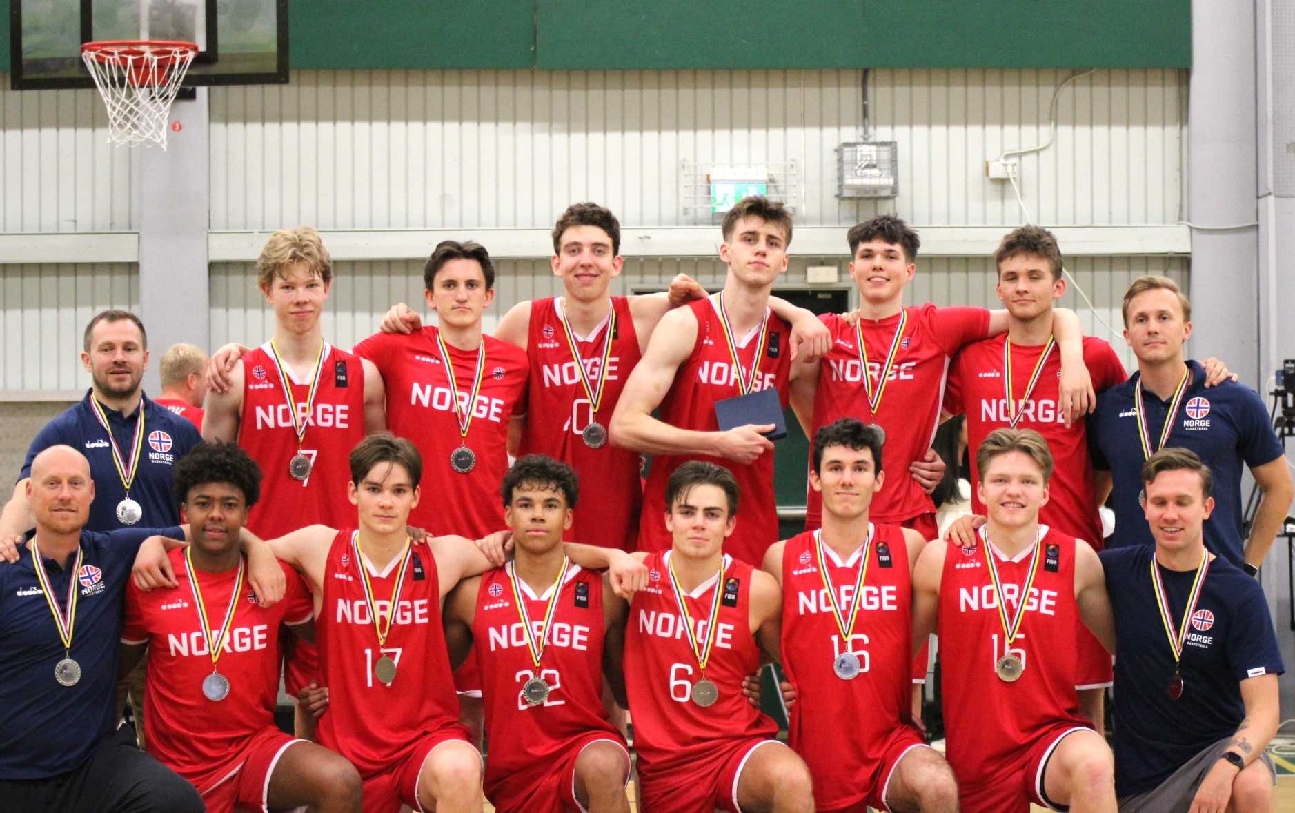 Norges U18-landslag som vant sølv i nordisk mesterskap i Södertälje. Bak fra venstre head coach Audun Eskeland, Sivert Wærstad Nordheim, Dante Olsen, William Ljones Kruse, Ludvik Mürer Bergseng, Jonathan Riberg Christoffersen, Ruben Driesprong Langerød og assistant coach Morten Strand Myrvang. Foran fra venstre assistant coach Alexander Karlstad, Gabriel Ögluson, Kristoffer Teigland, Elias Demoniere, Oscar Hellebust, Erik Bueno Knutsen, Noah Mykkeltvedt Bye og fysioterapeut Peter Ervik.
FOTO: SIVERT RØSEID 
