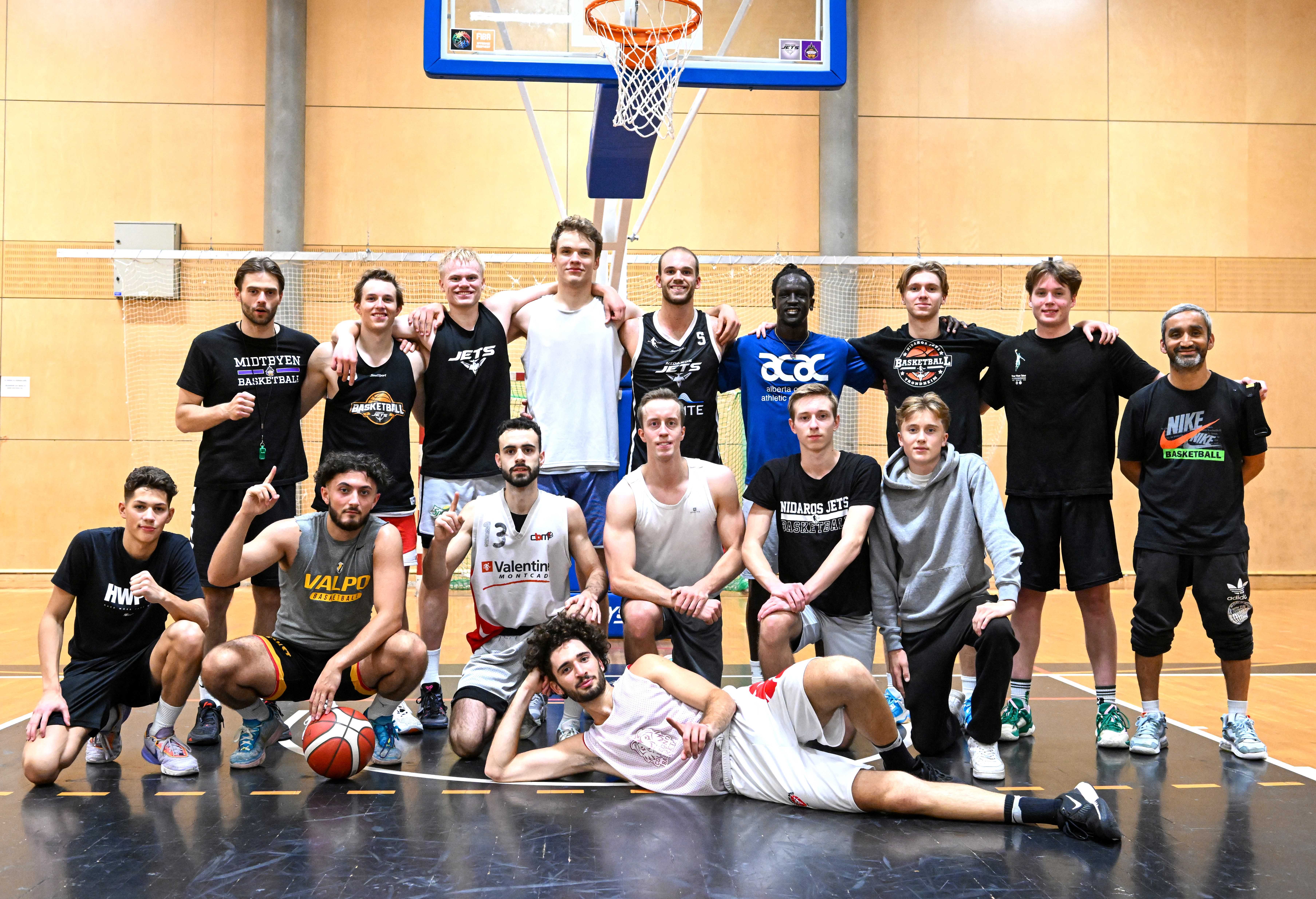 Nidaros Jets, sesongen 2023/24. Bak fra venstre coach Mantas Matevicius, Mikkel Aarnes, Ole Flock Hogstad, Emil Grosse, Filip Øverli, Ringo Dau, Mats Bergsjordet, Tobias Edvardsen Øvermo og assistant coach Marco San Martin. Foran fra venstre Stefanos A.K. Jensen, Burak Kizilirmak, Bernat Godall, Christian Tøfte, Maxym Fedoryna og Oliver Edvardsen Øvermo. Liggende foran: Dominic Borgialli.
FOTO: LARS RUNE SKAUG 